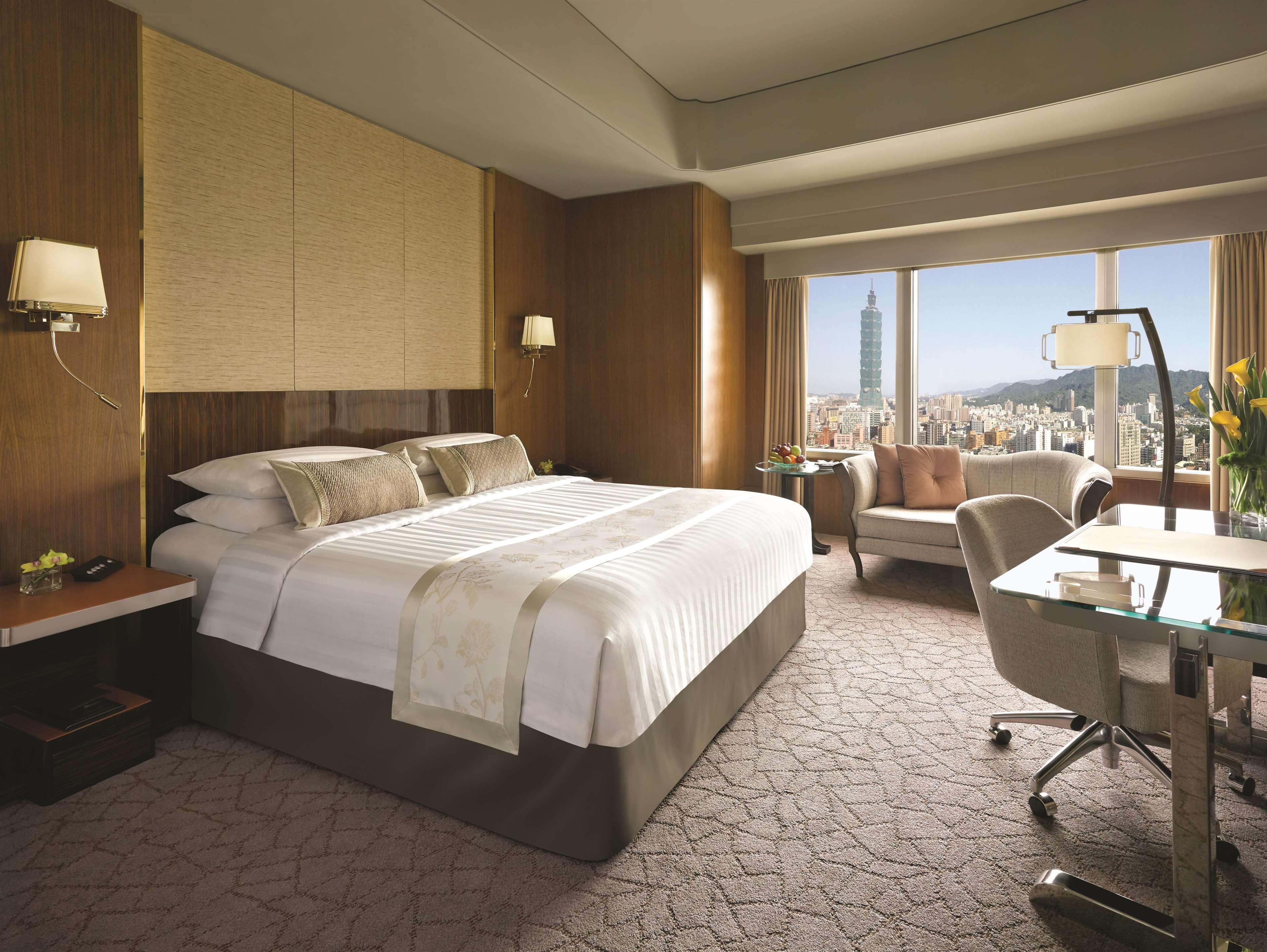 Room Deluxe King Bed