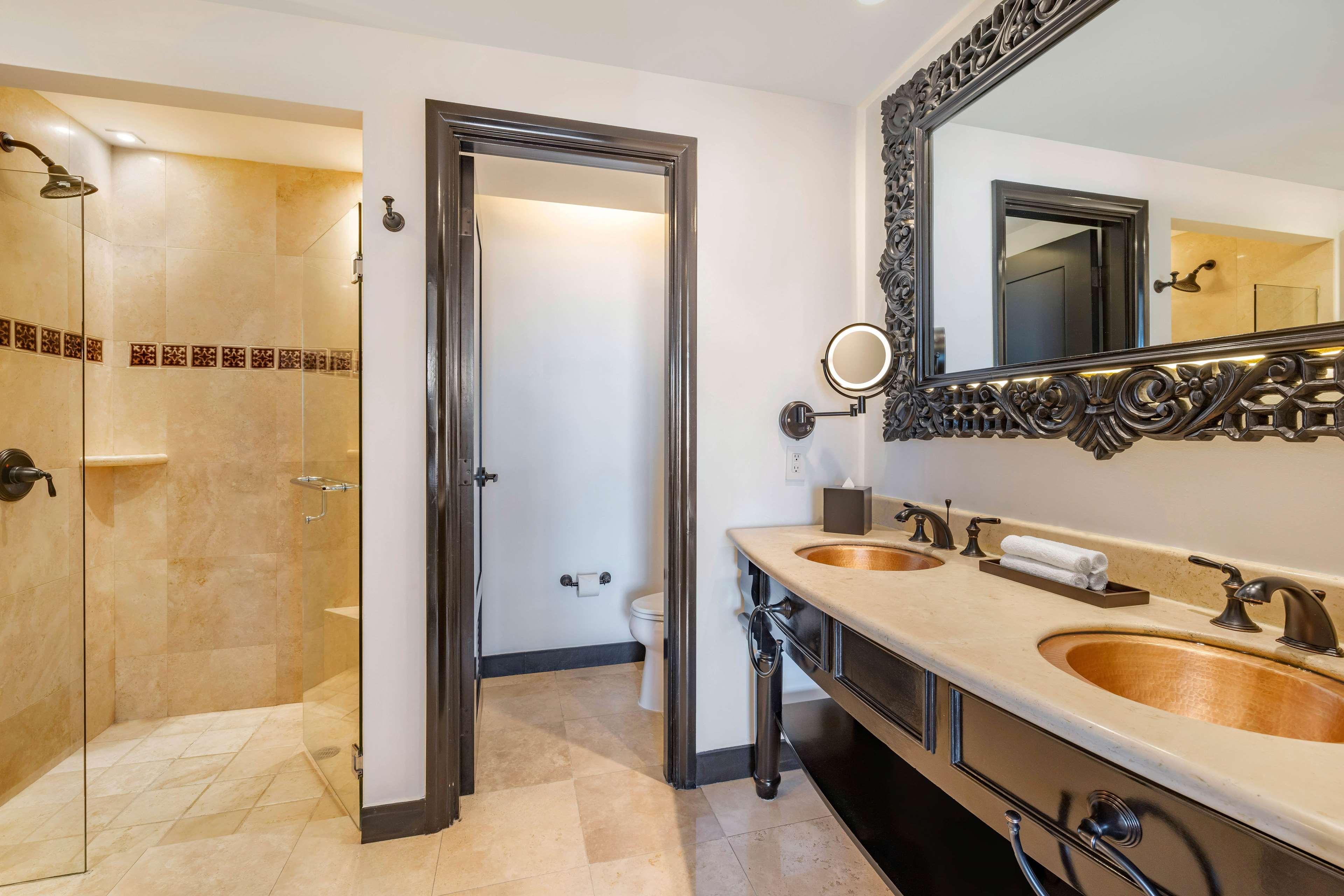 Suite Pool View King Bed