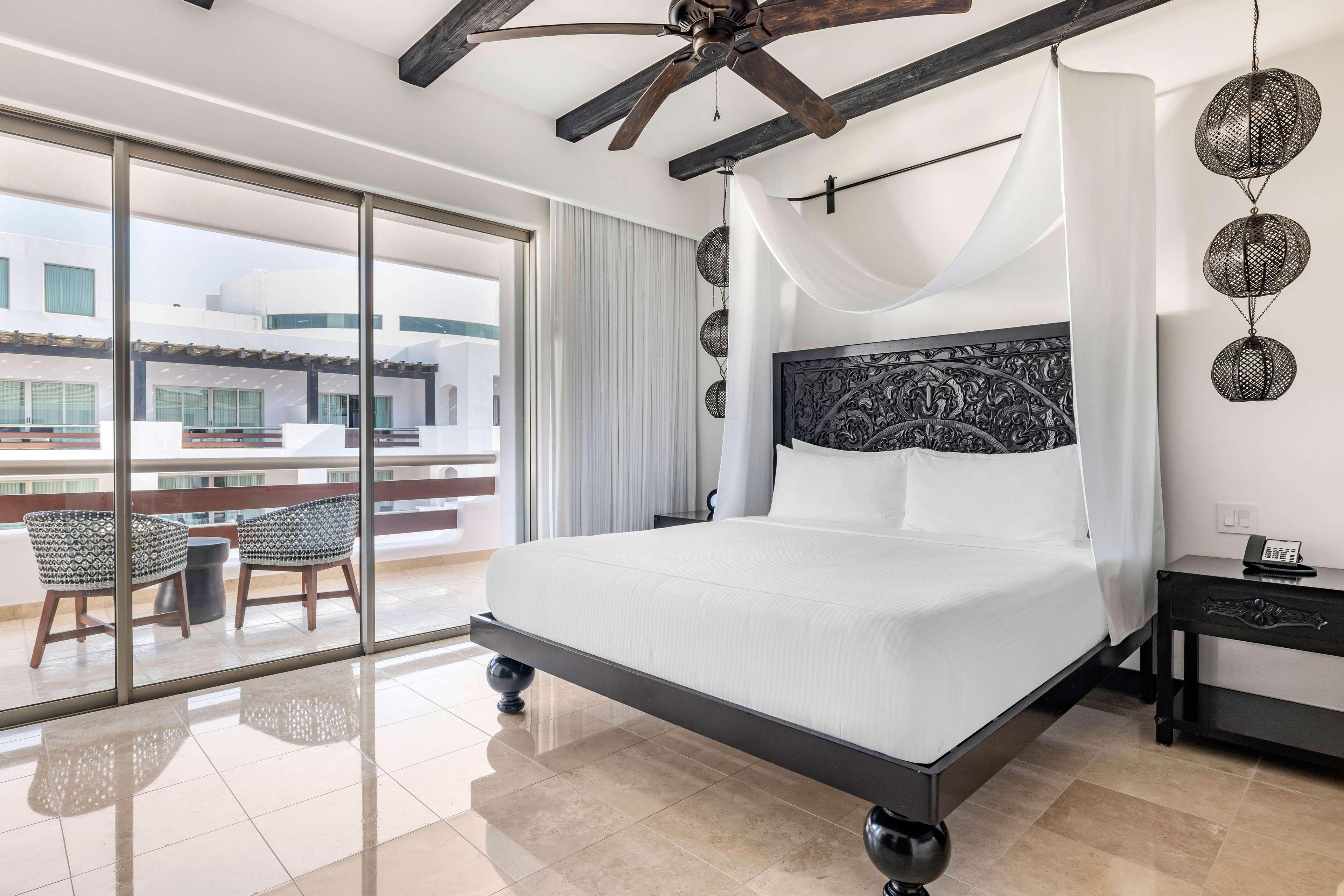 Suite Pool View King Bed