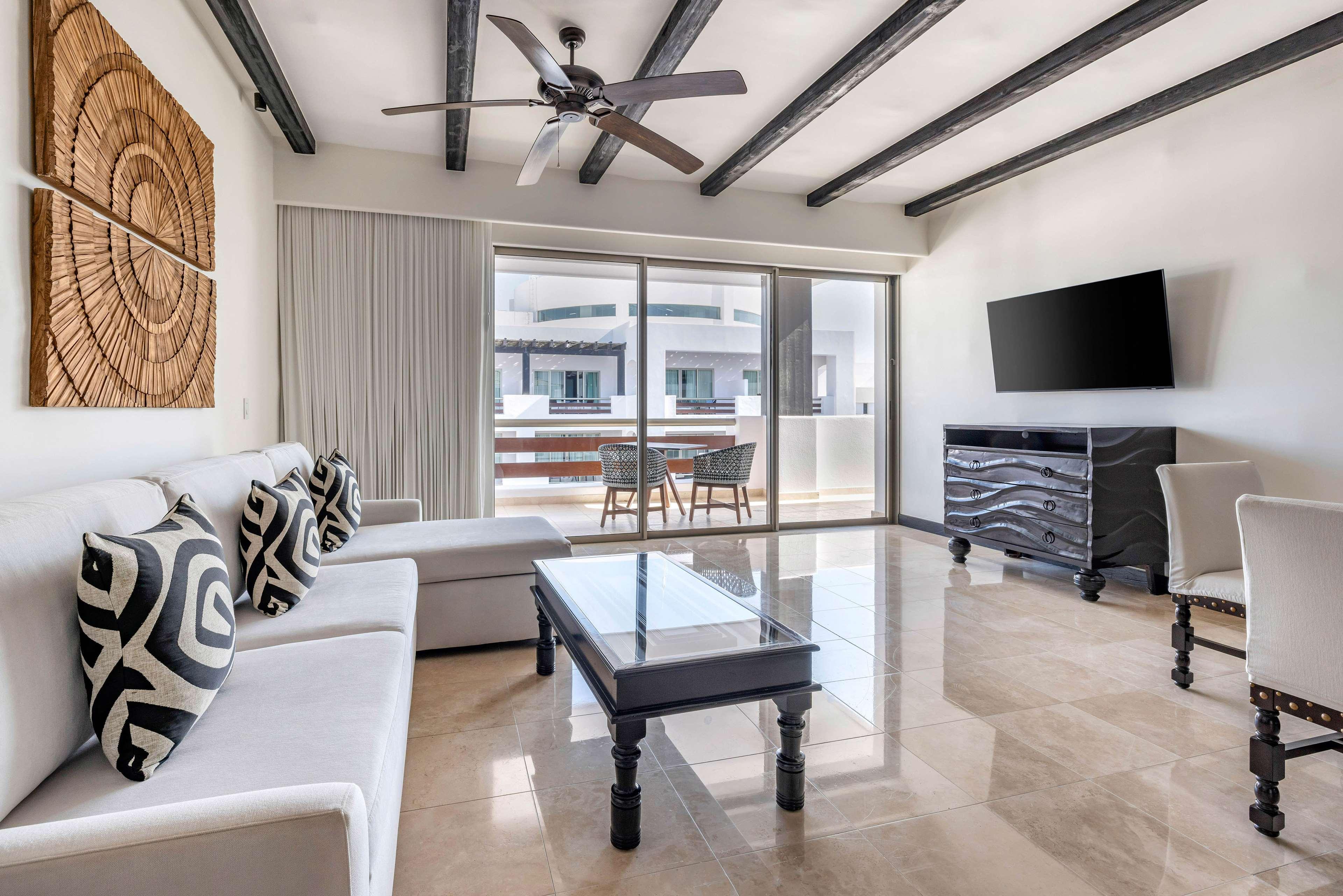 Suite with Balcony with Views