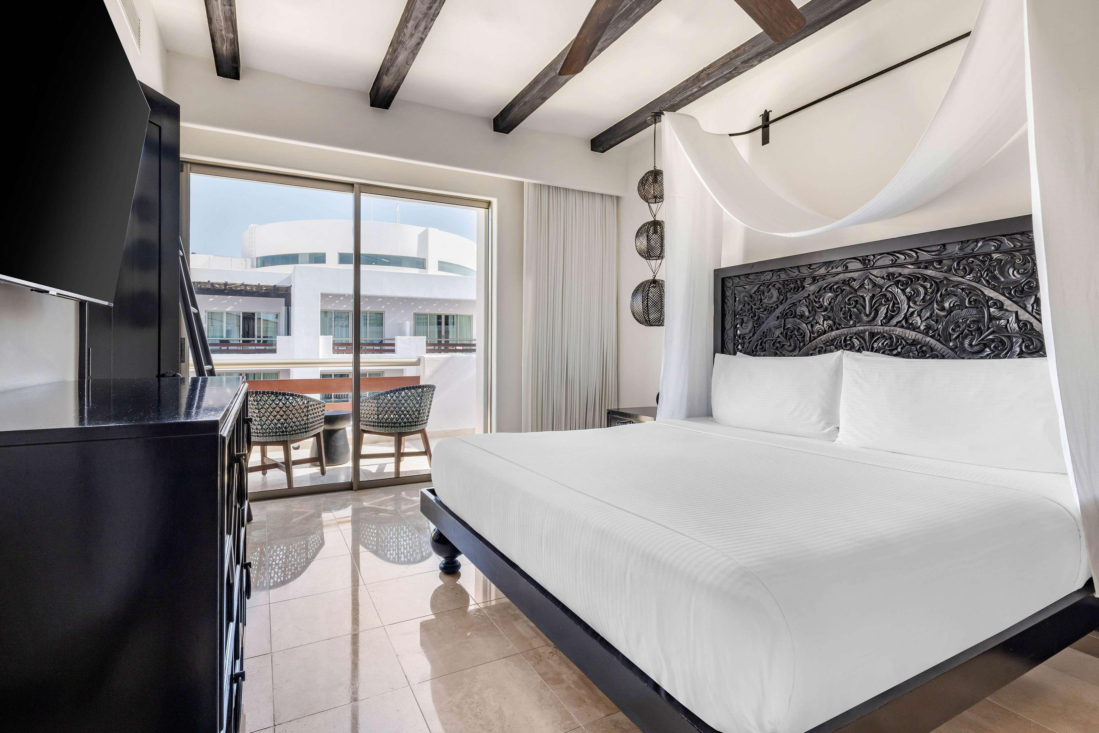 Suite with Balcony with Views