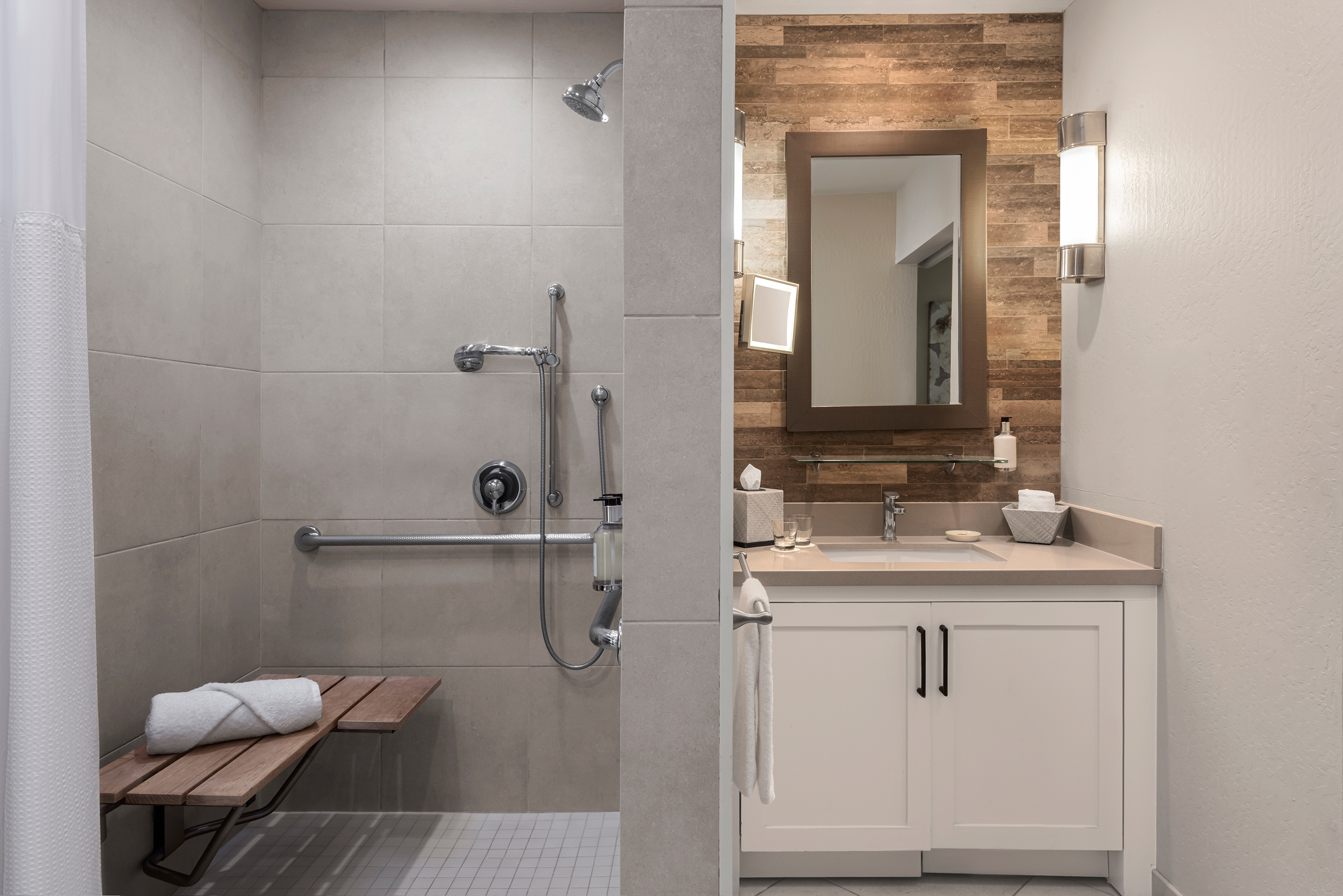 Suite Accessible King Size Bed