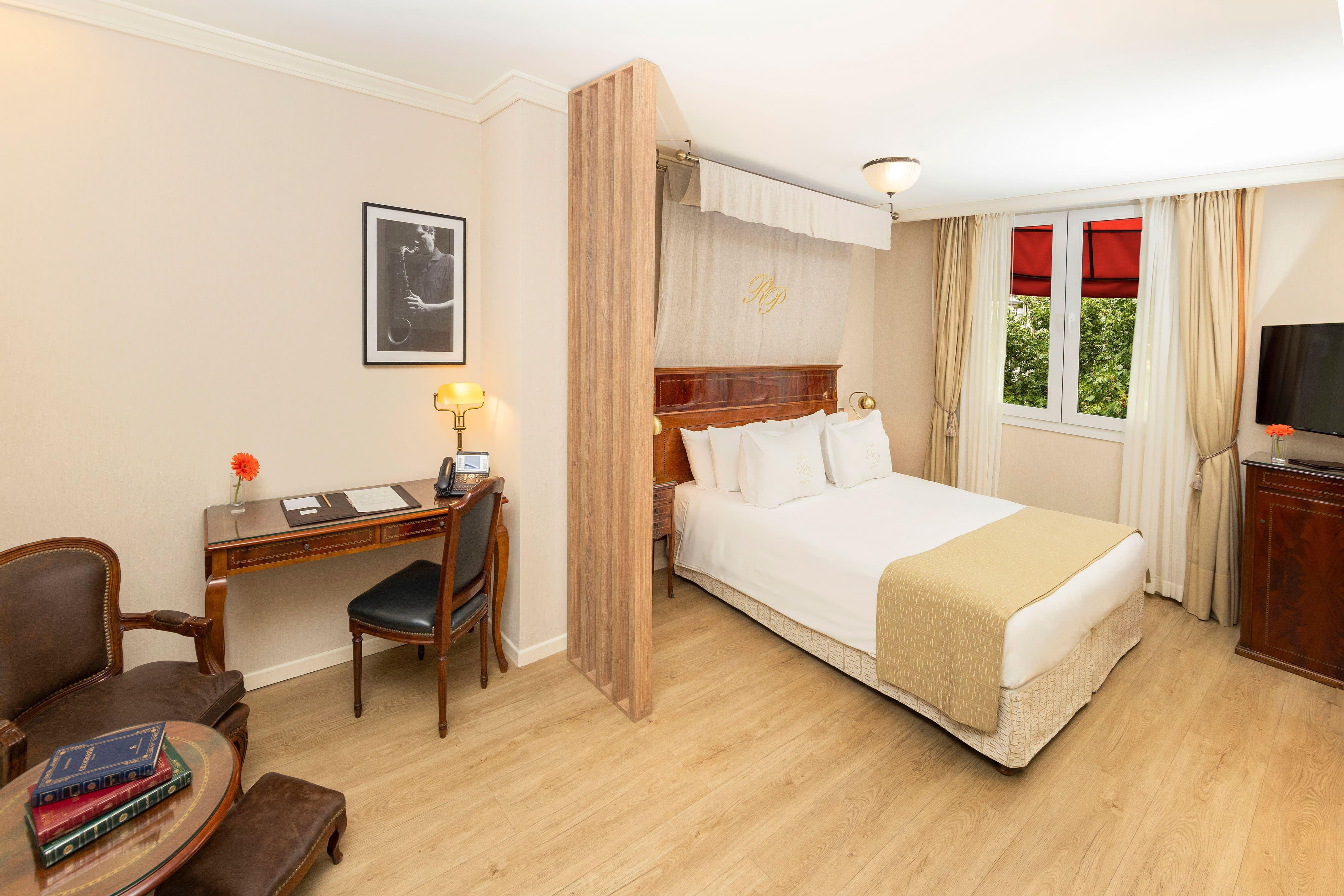 Room King Size Bed