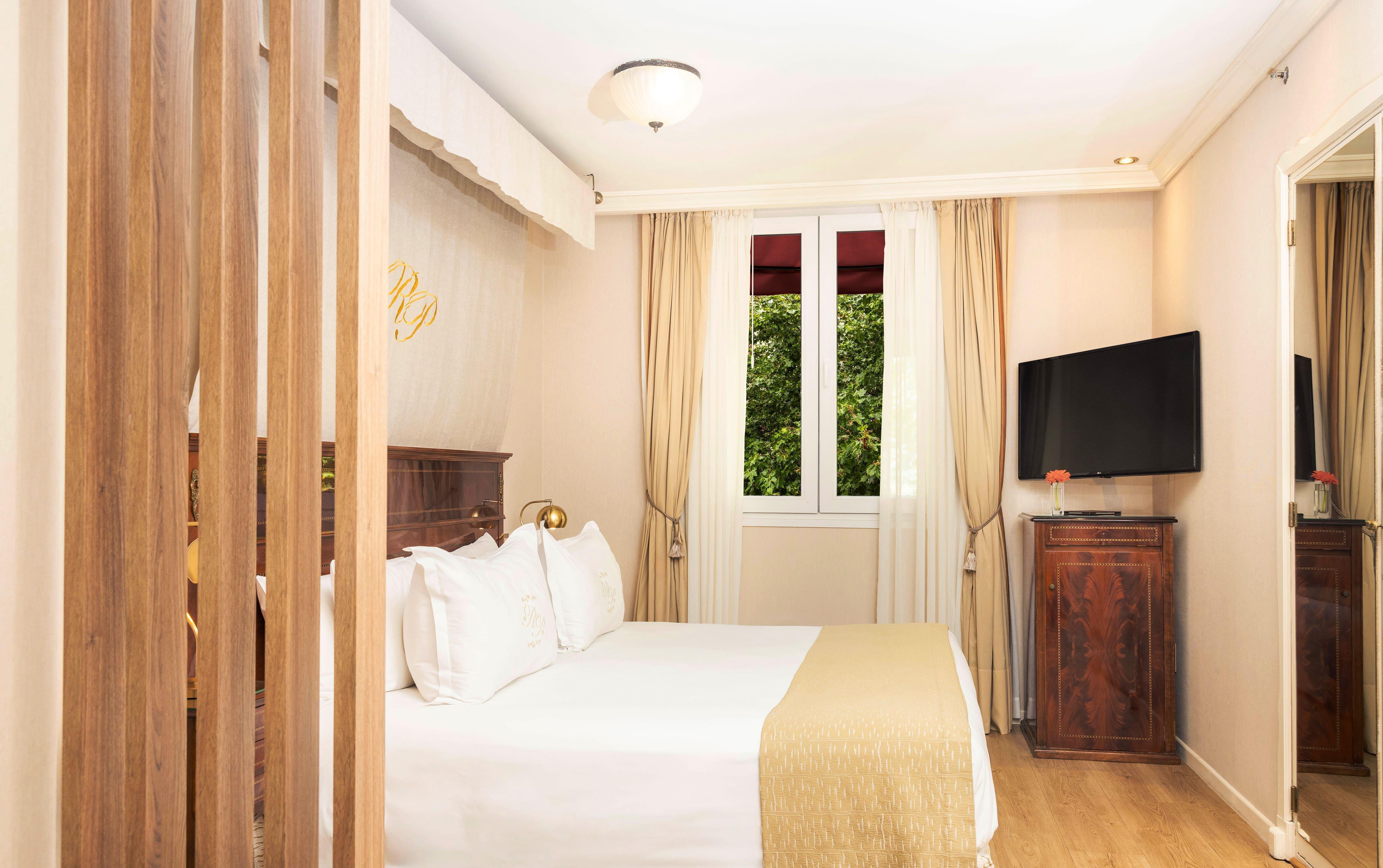 Room King Size Bed