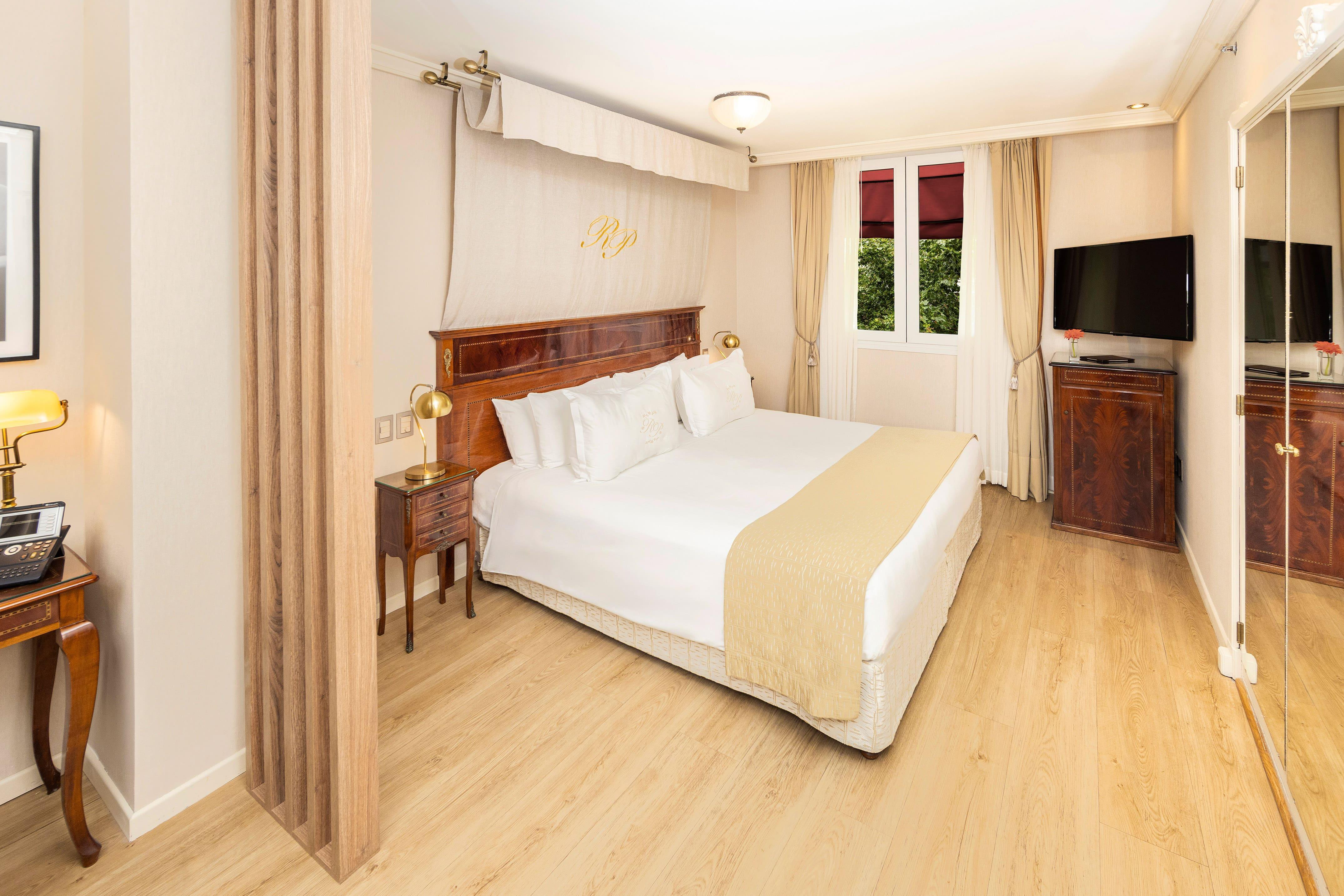 Room King Size Bed
