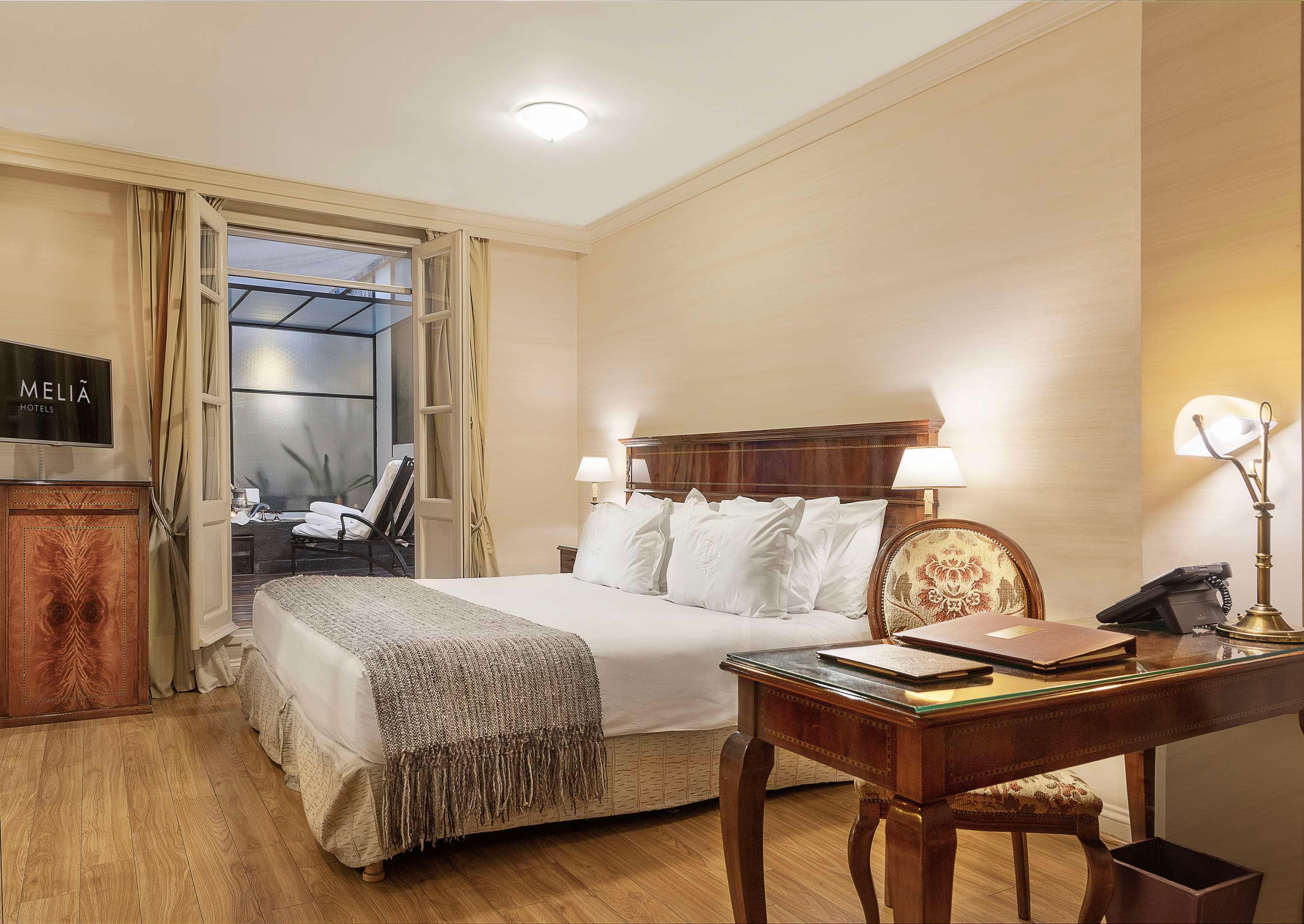 Double Deluxe King Bed