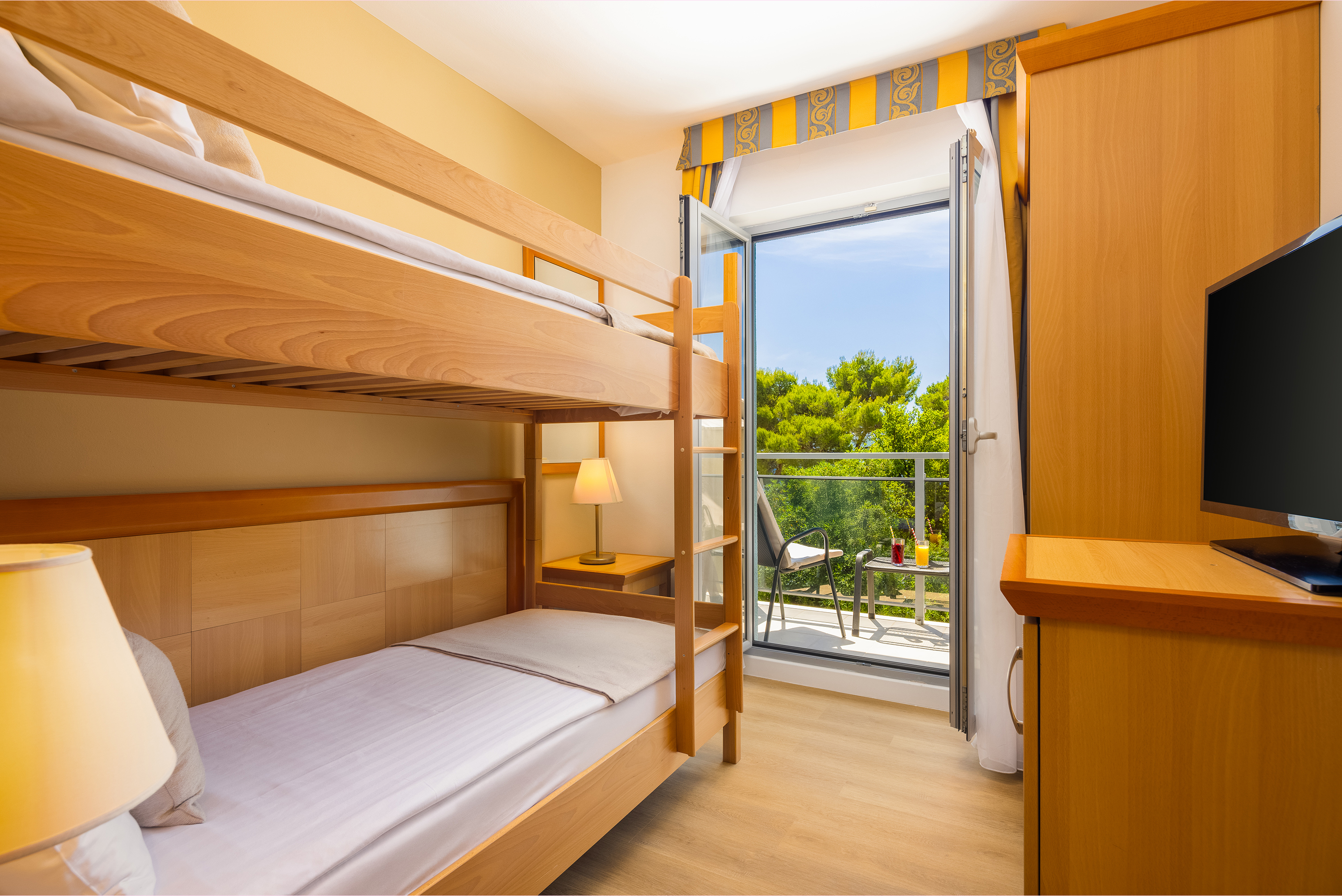 Family Room Side Sea View with Balcony