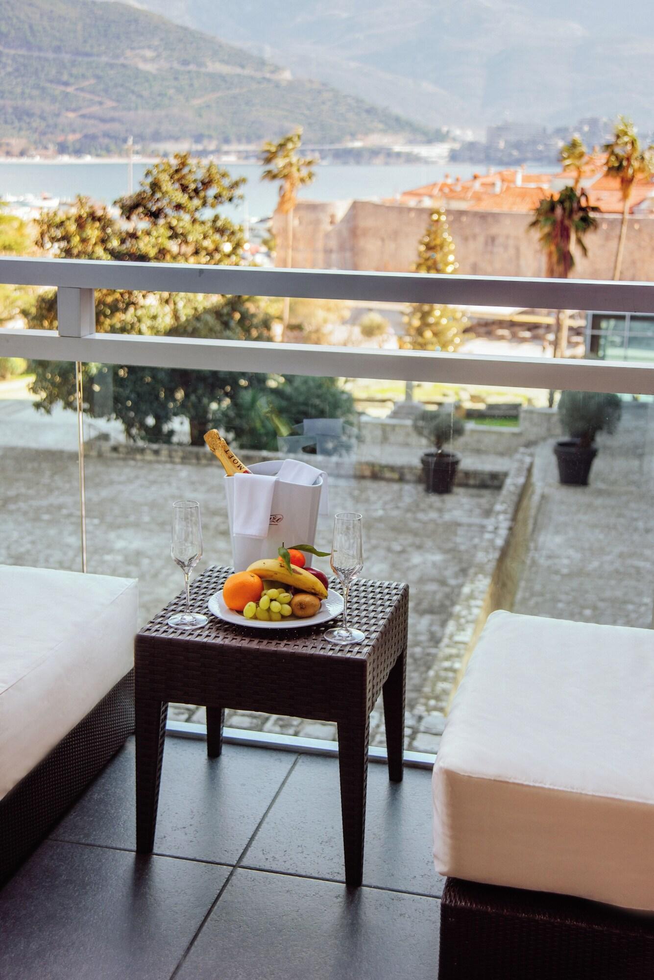 Family Room Queen Size Bed