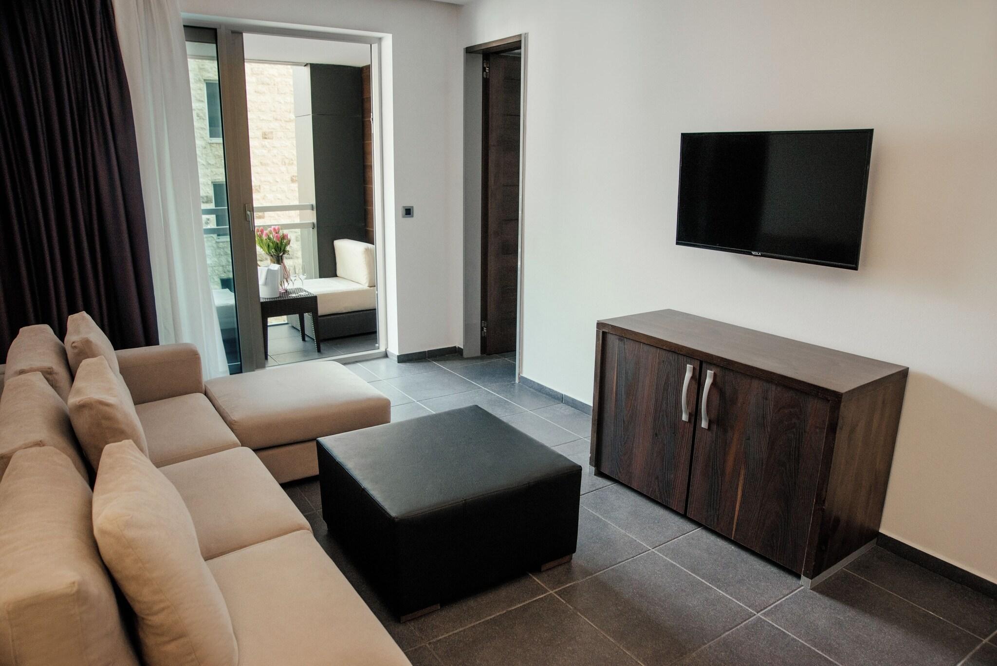 Family Room Queen Size Bed