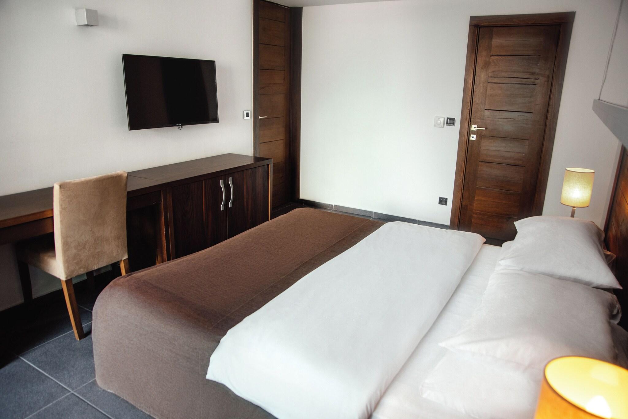 Family Room Queen Size Bed