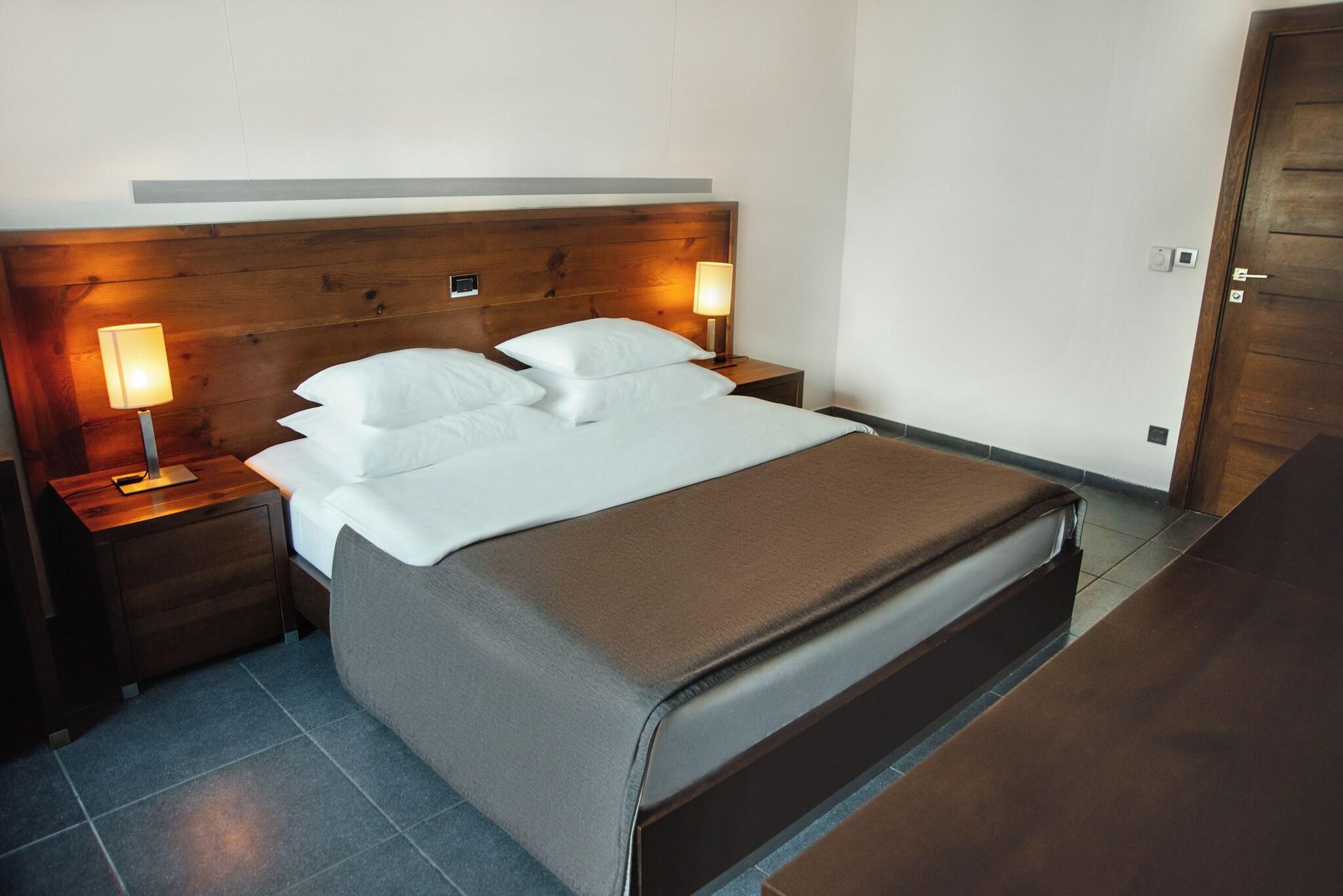 Family Room Queen Size Bed