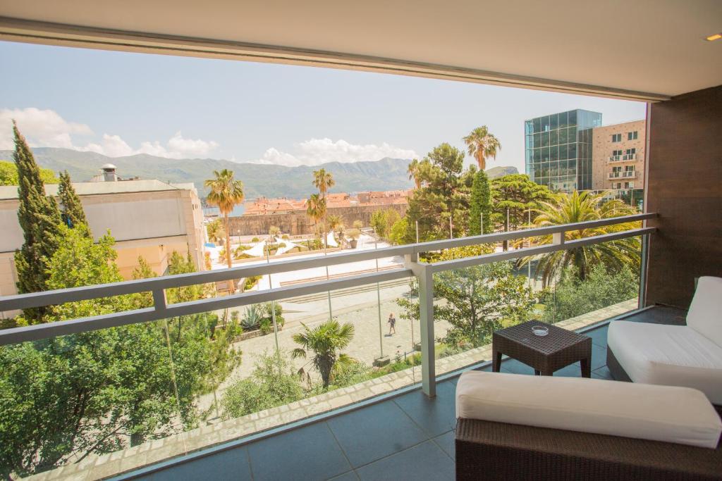 Double Single Superior with Balcony