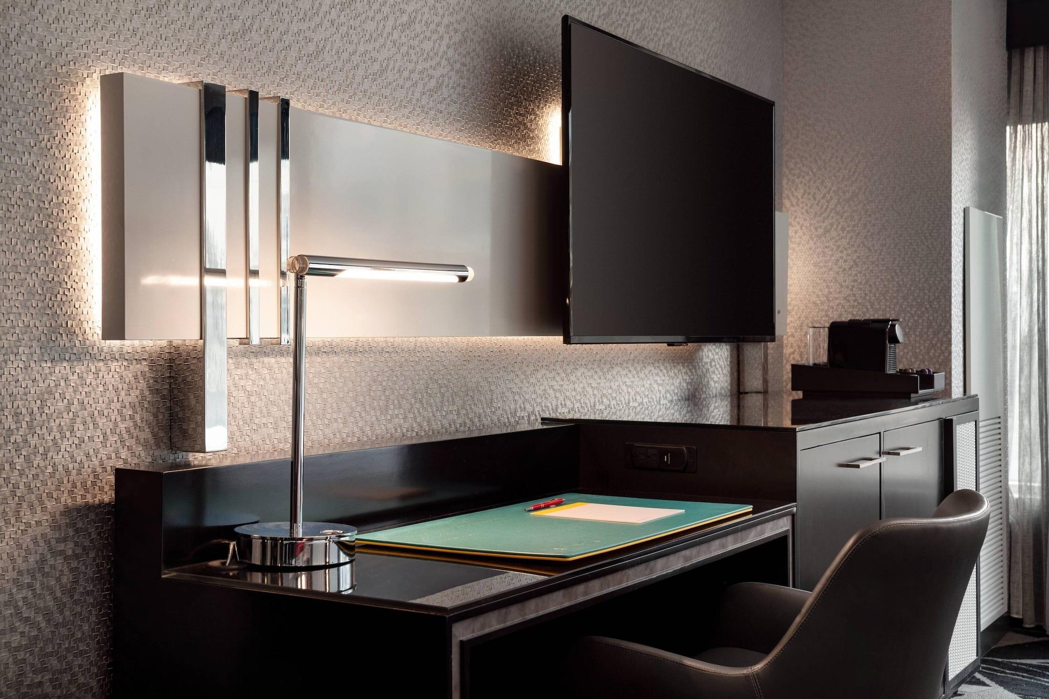 Suite Accessible King Size Bed