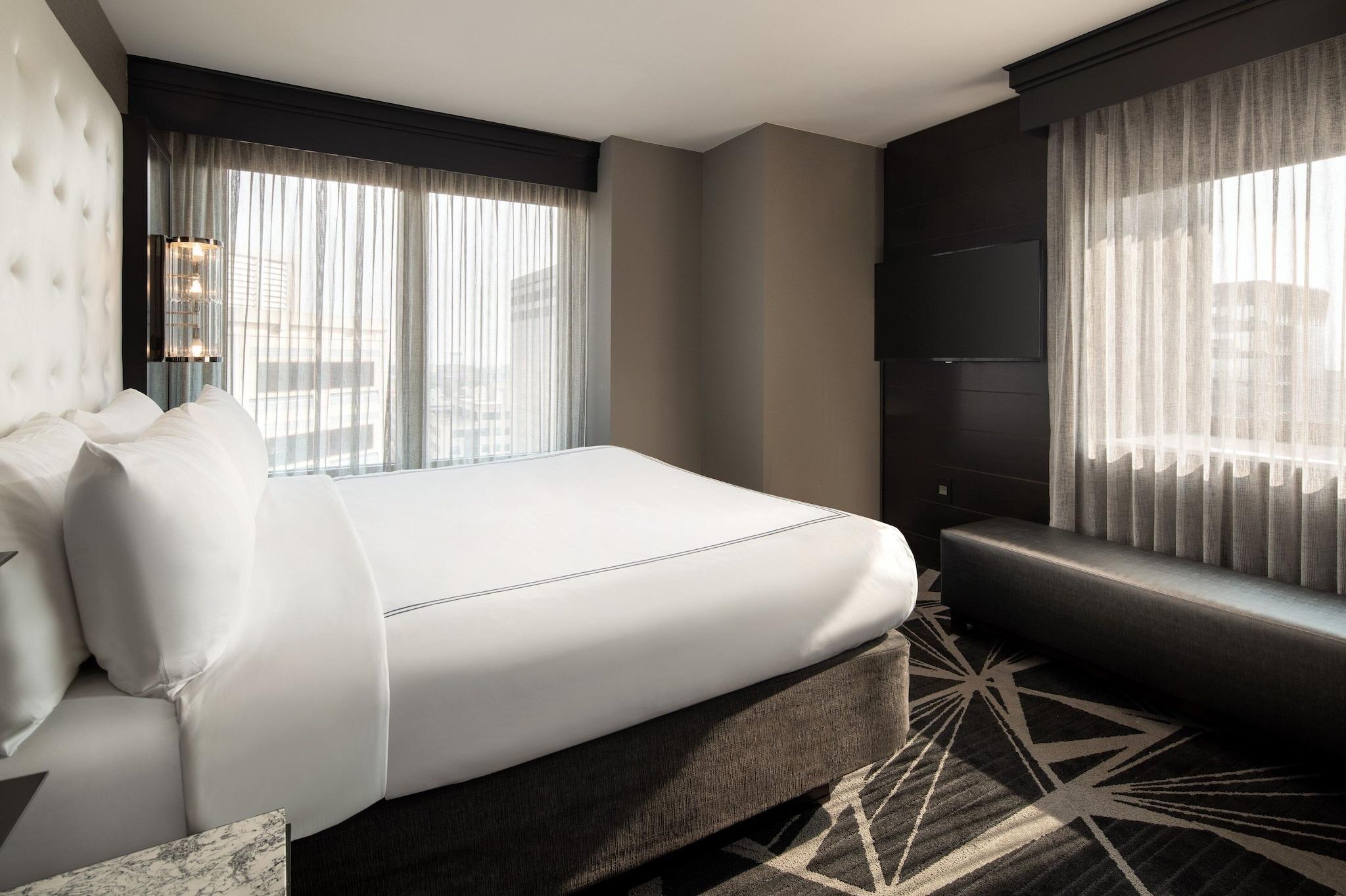 Suite Accessible King Size Bed