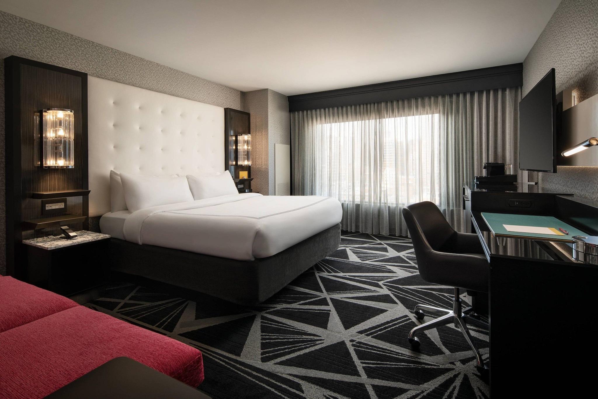 Suite Accessible King Size Bed