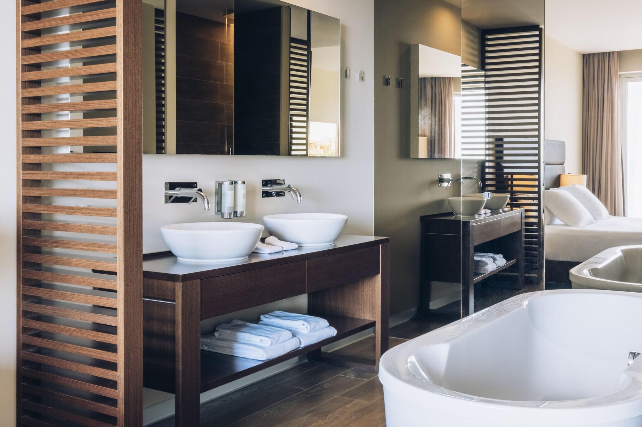 Junior Suite Garden View King Bed