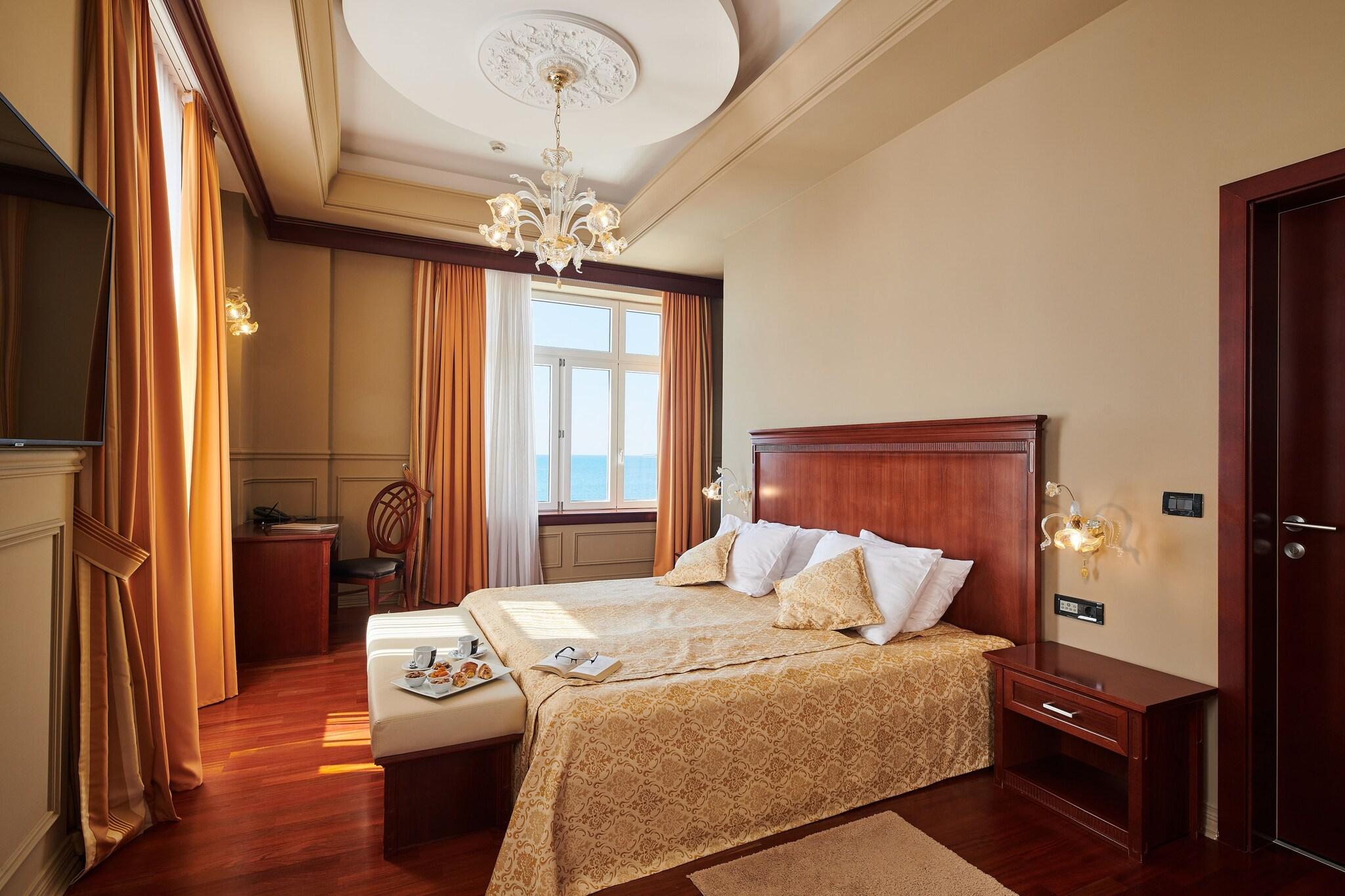 Studio King Size Bed