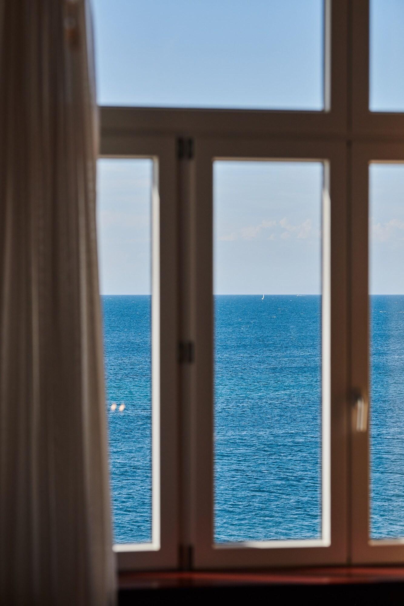 Studio King Size Bed