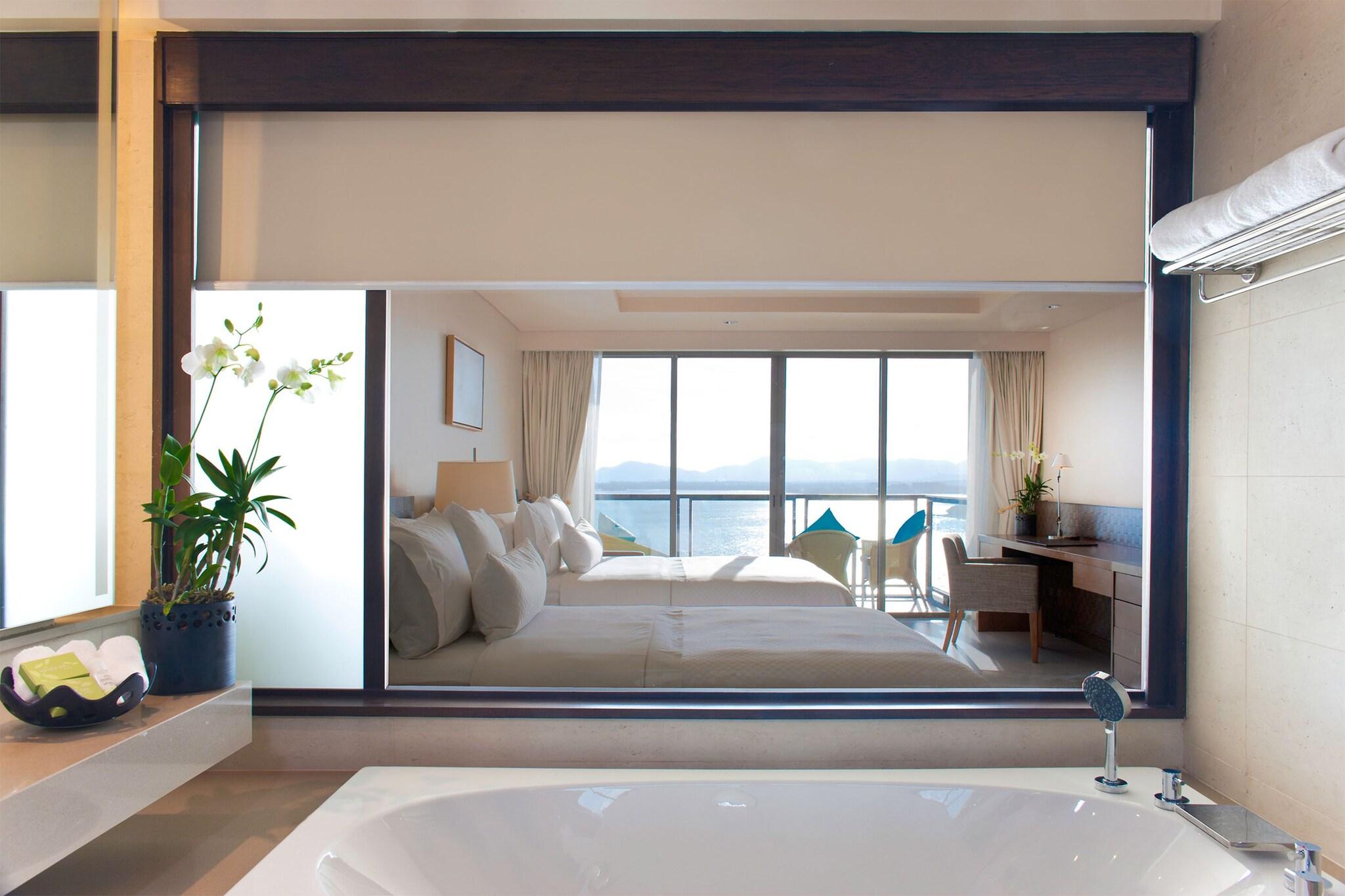 Quadruple Ocean Front Two Double Beds