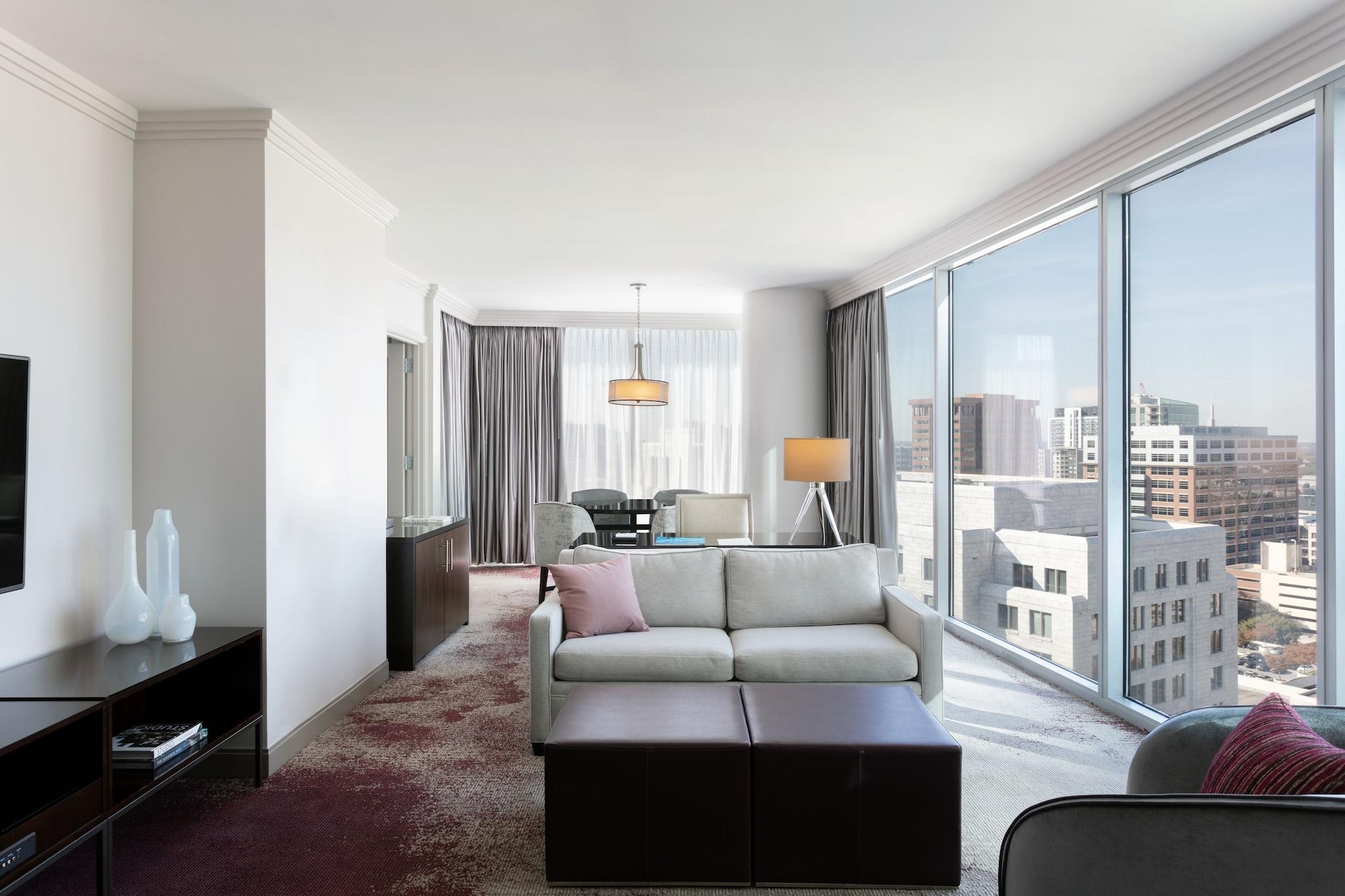 Suite Accessible King Size Bed