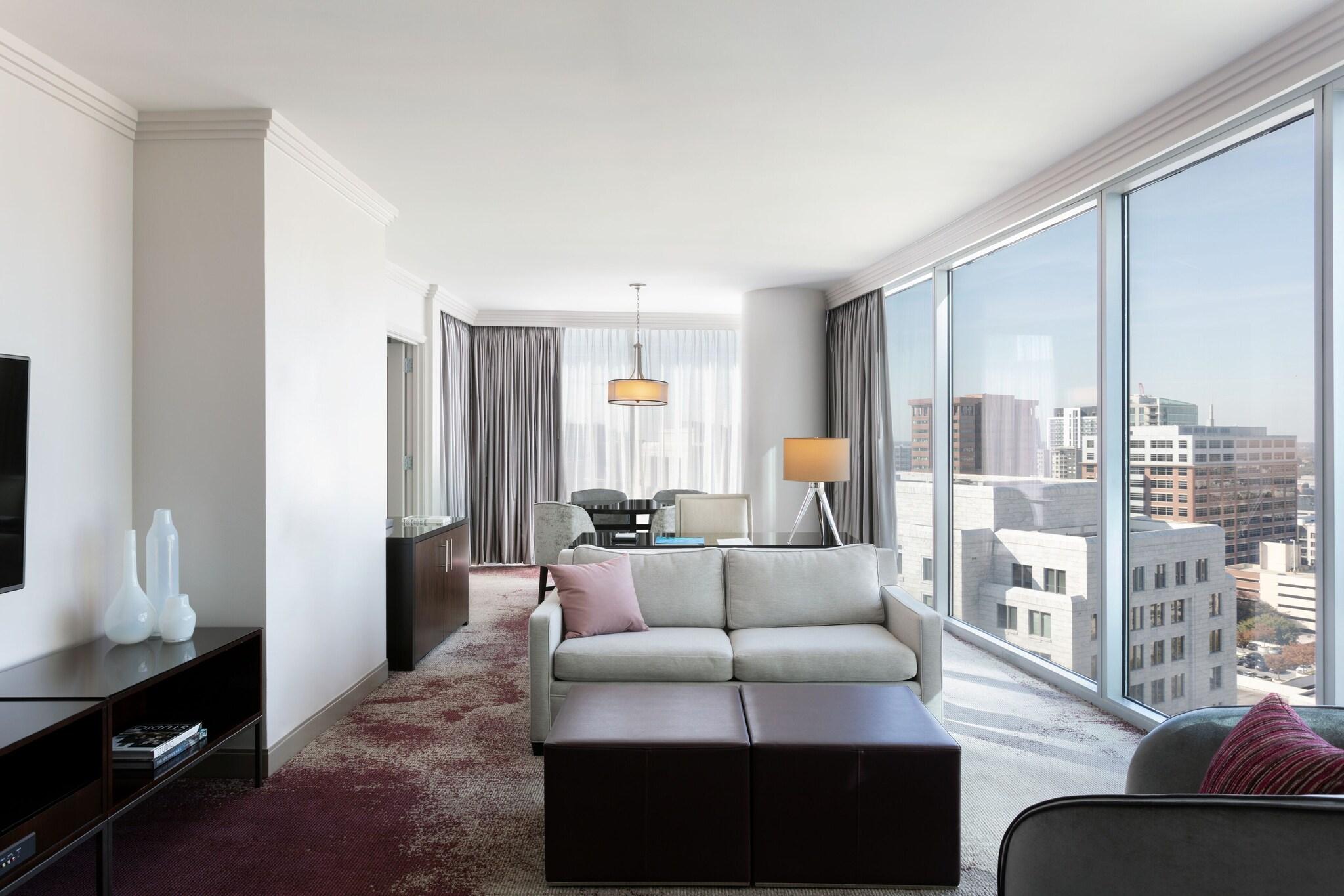 Suite Accessible King Size Bed