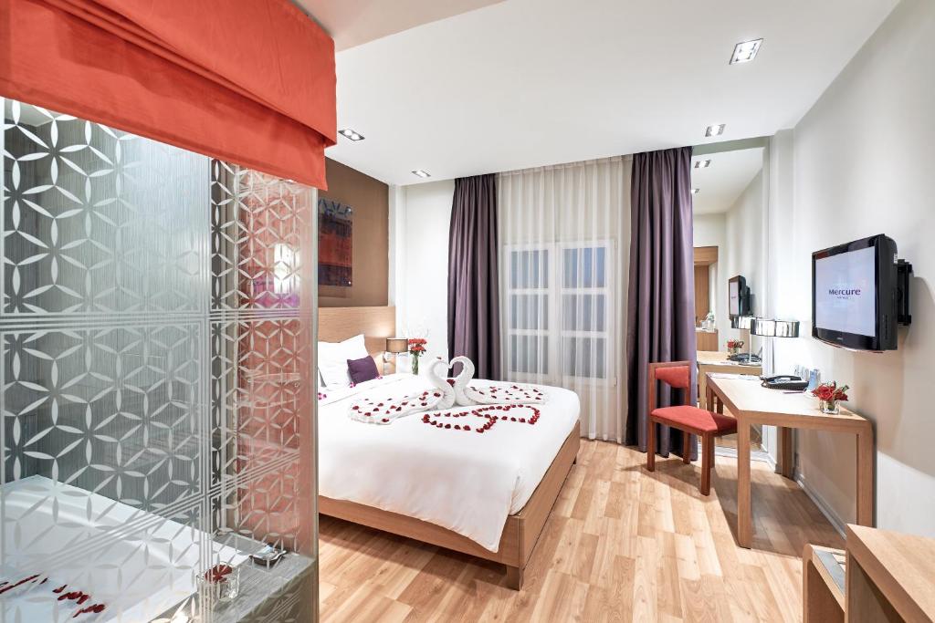 Double Queen Size Bed