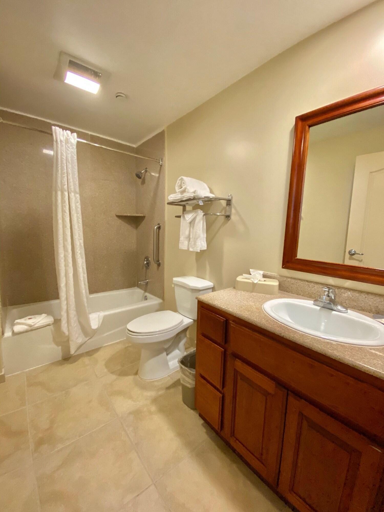 Quadruple Deluxe Pool View