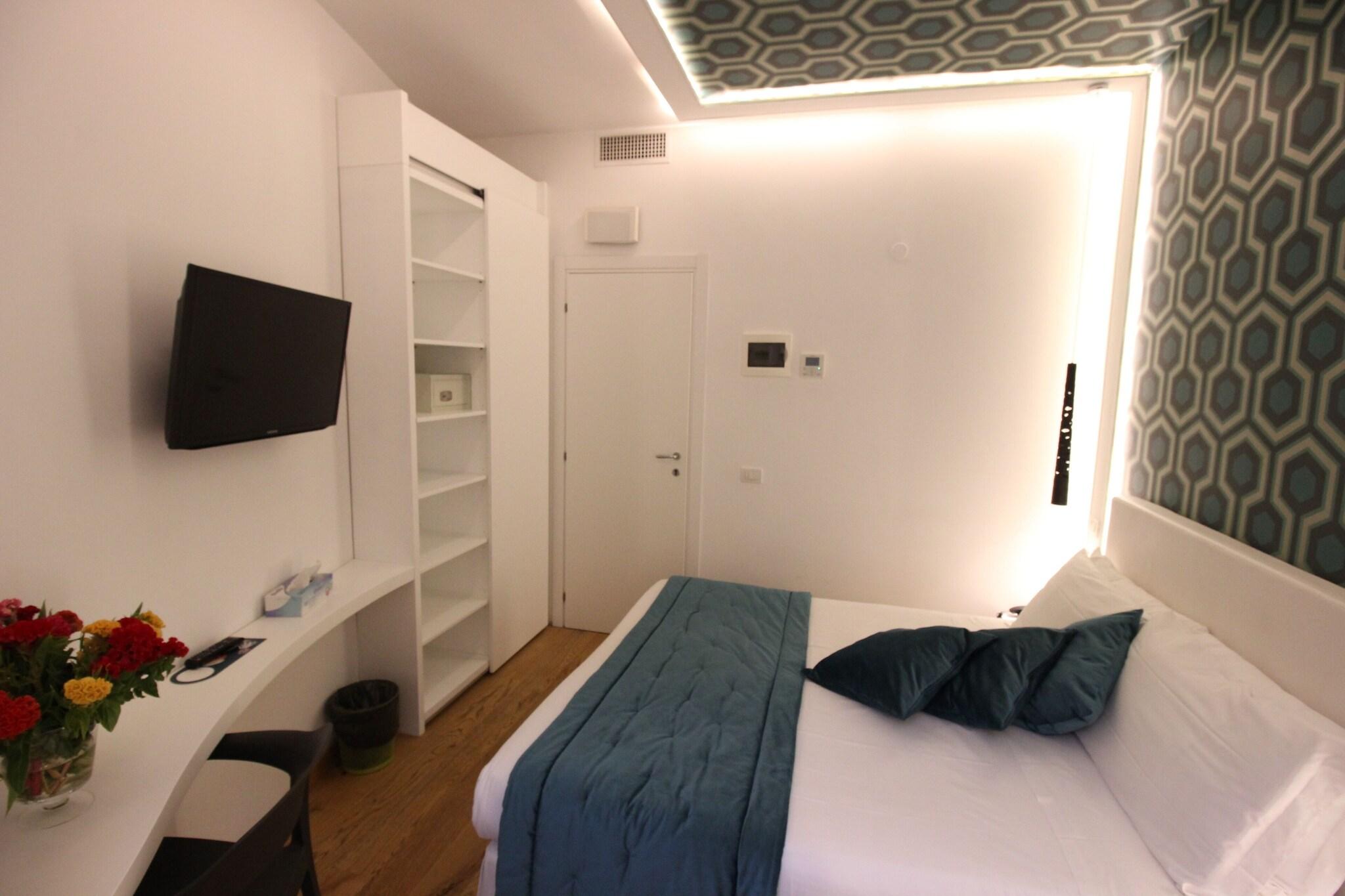 Double or Twin City View Queen Bed