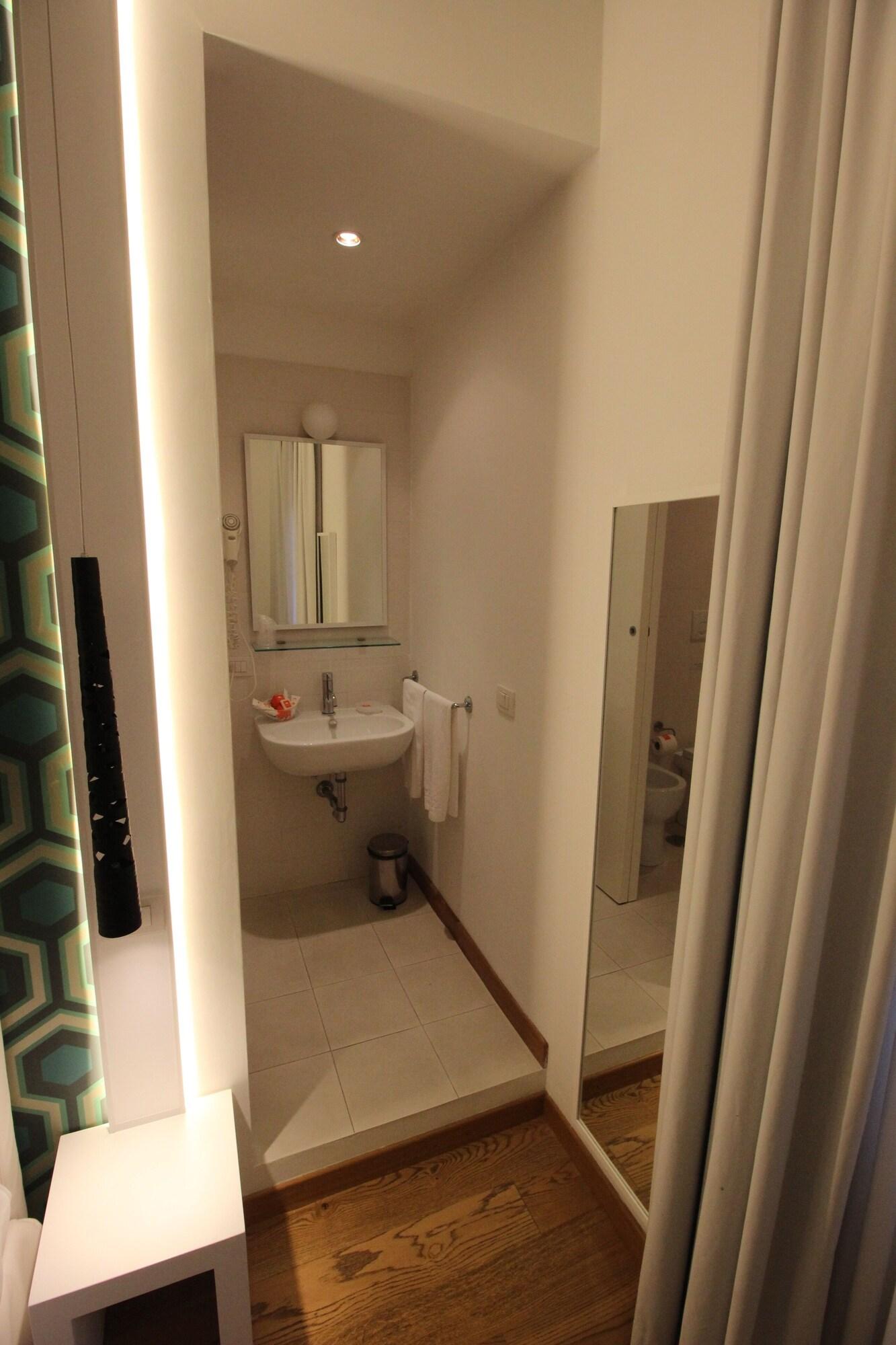 Double or Twin City View Queen Bed