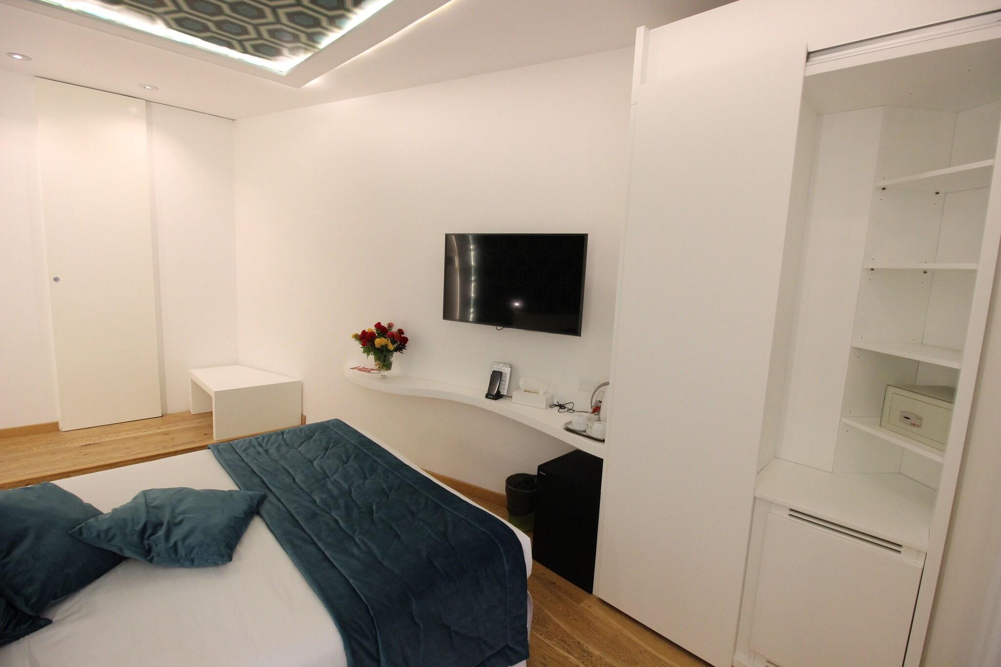 Double or Twin City View Queen Bed