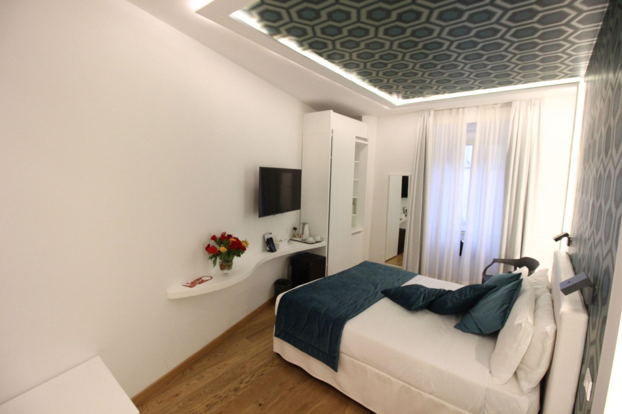 Double or Twin City View Queen Bed