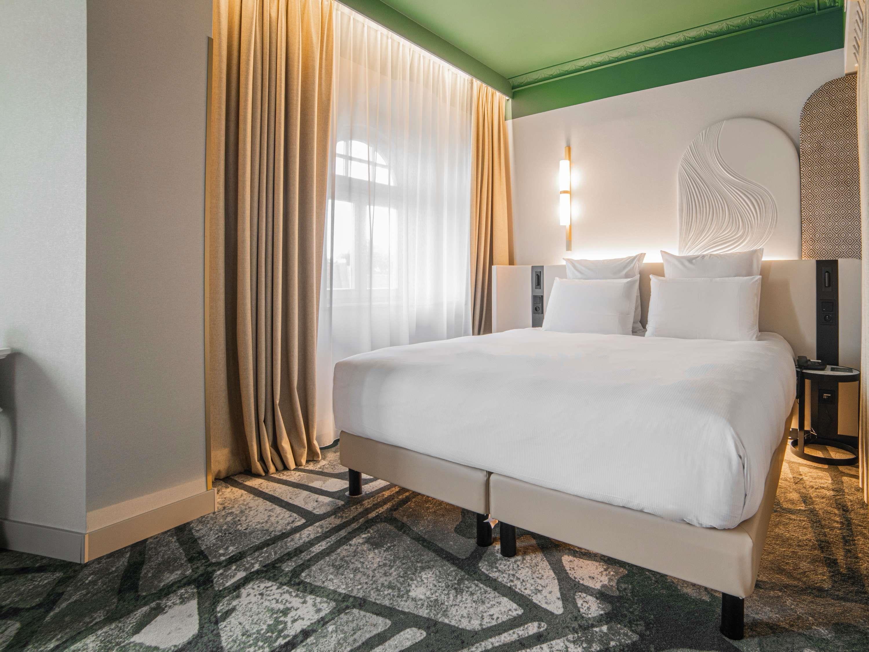 Double Deluxe King Bed