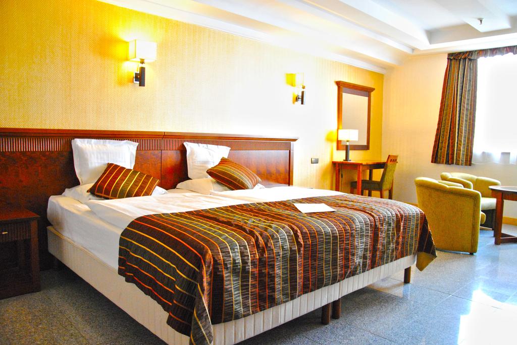 Double or Twin Standard