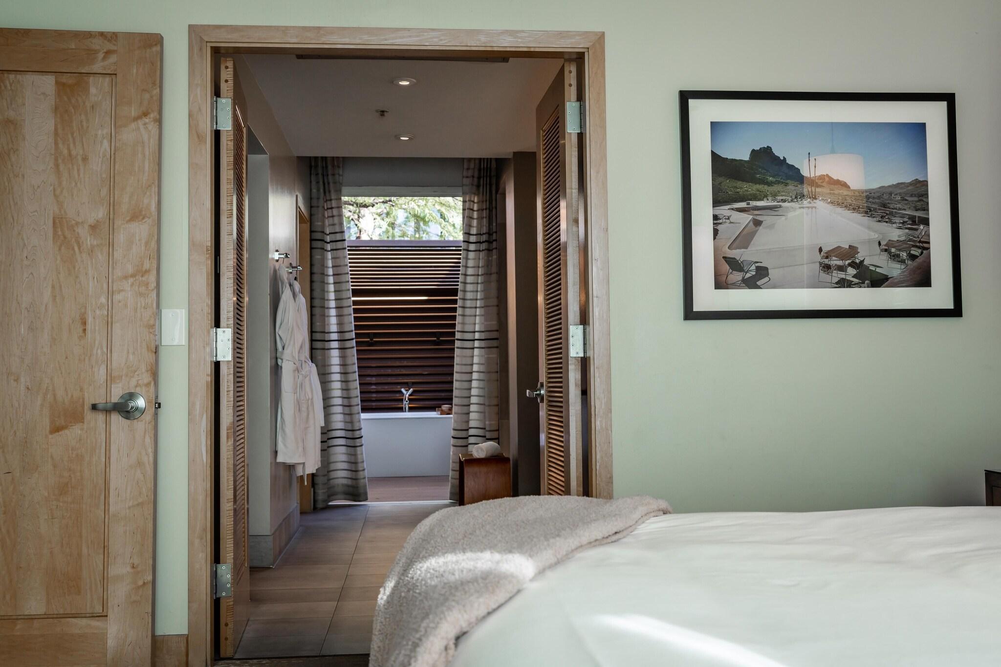 Suite Accessible King Size Bed