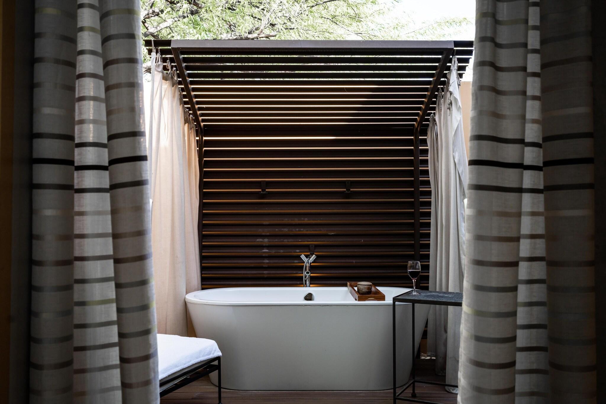 Suite Accessible King Size Bed