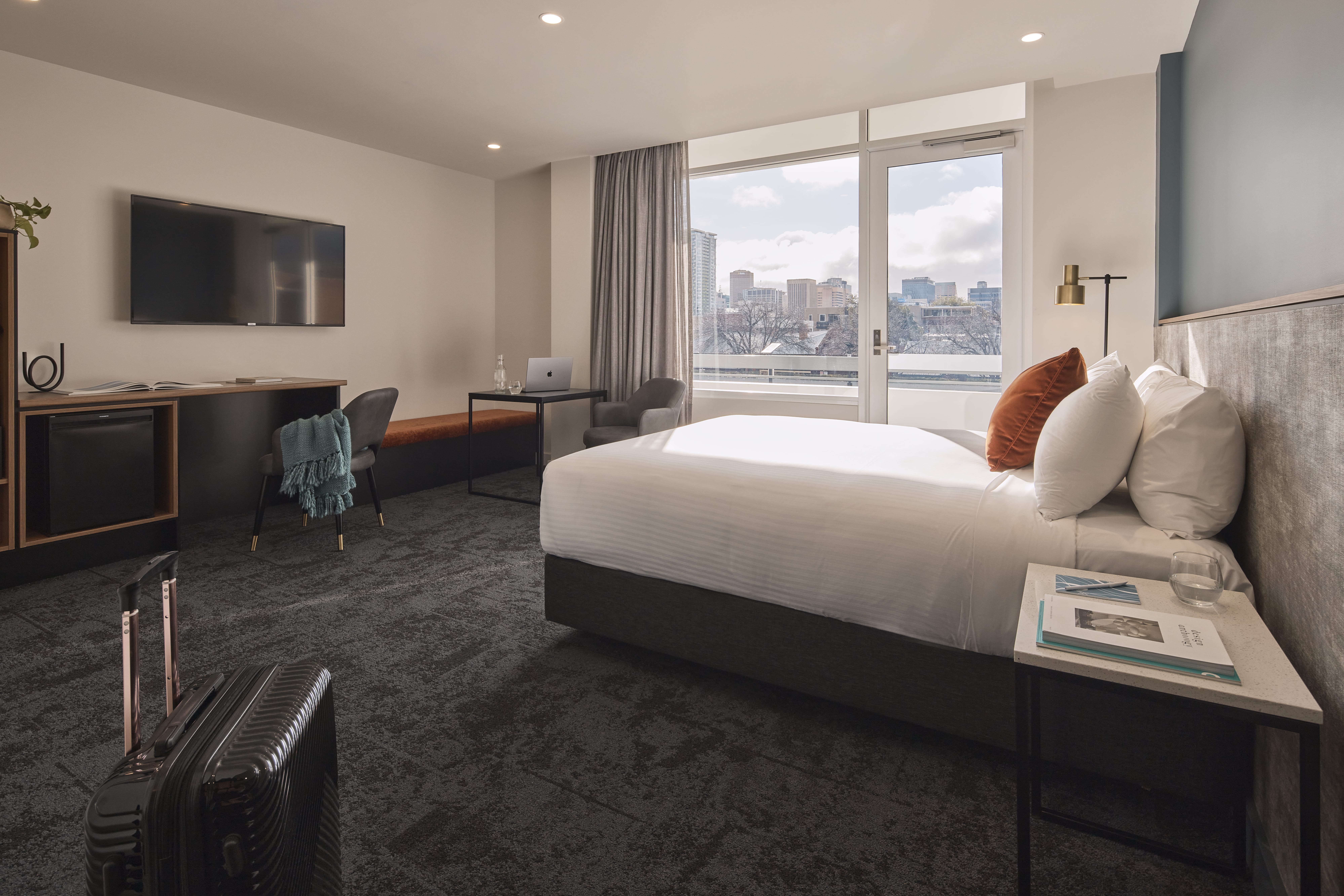 Studio Accessible King Size Bed