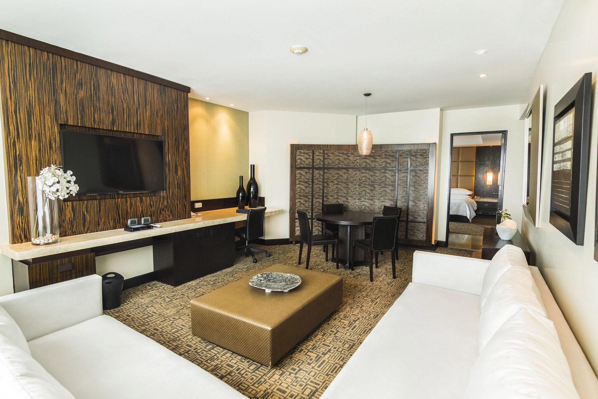 Junior Suite City View King Bed