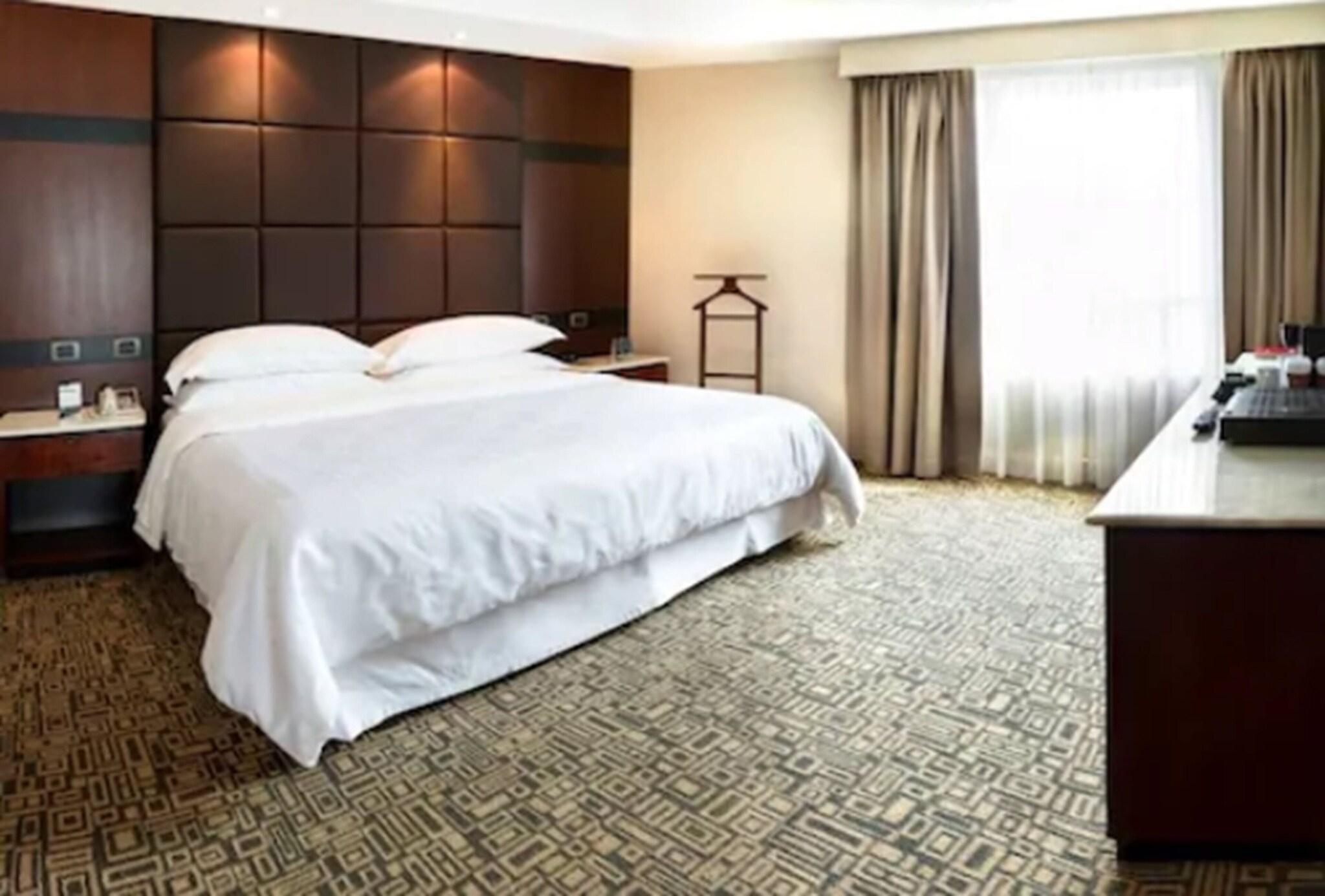 Junior Suite City View King Bed