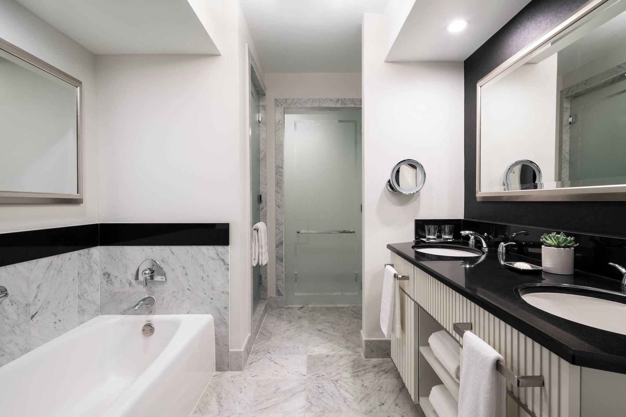 Suite City View King Bed