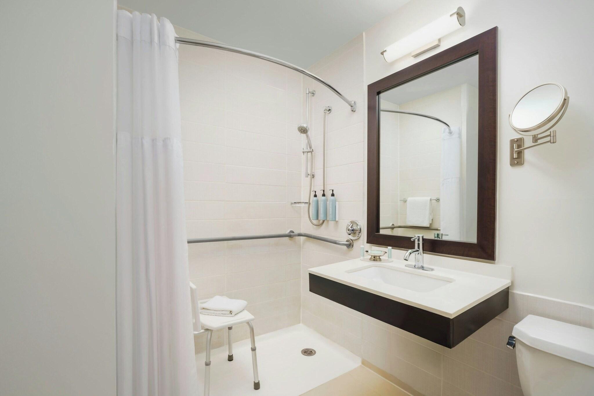 Suite Accessible King Size Bed