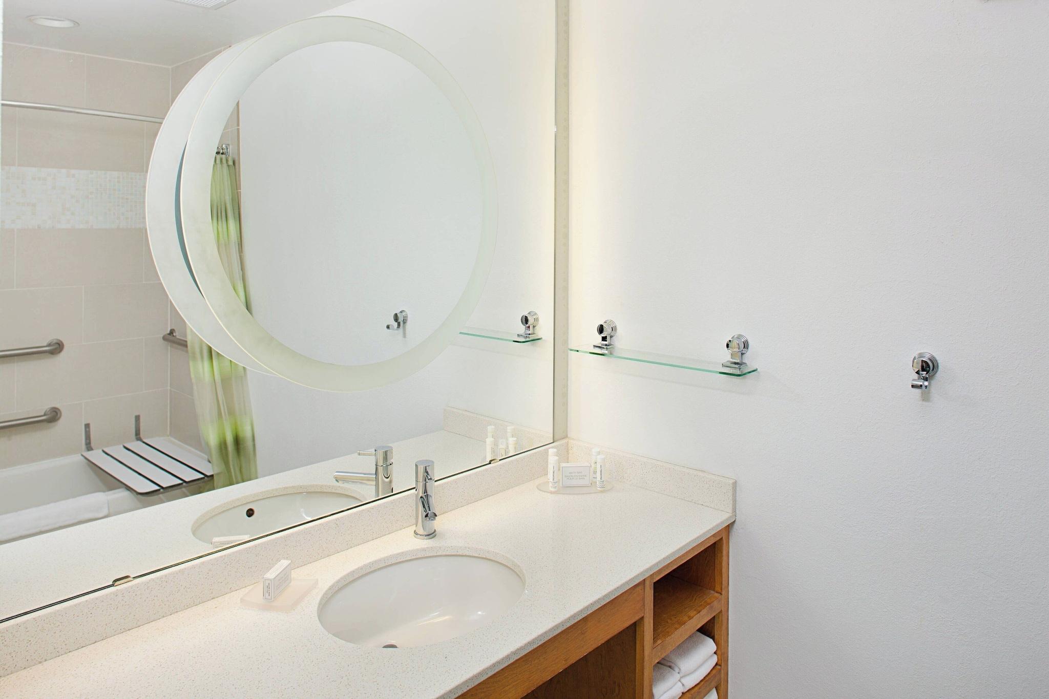 Studio Accessible King Size Bed