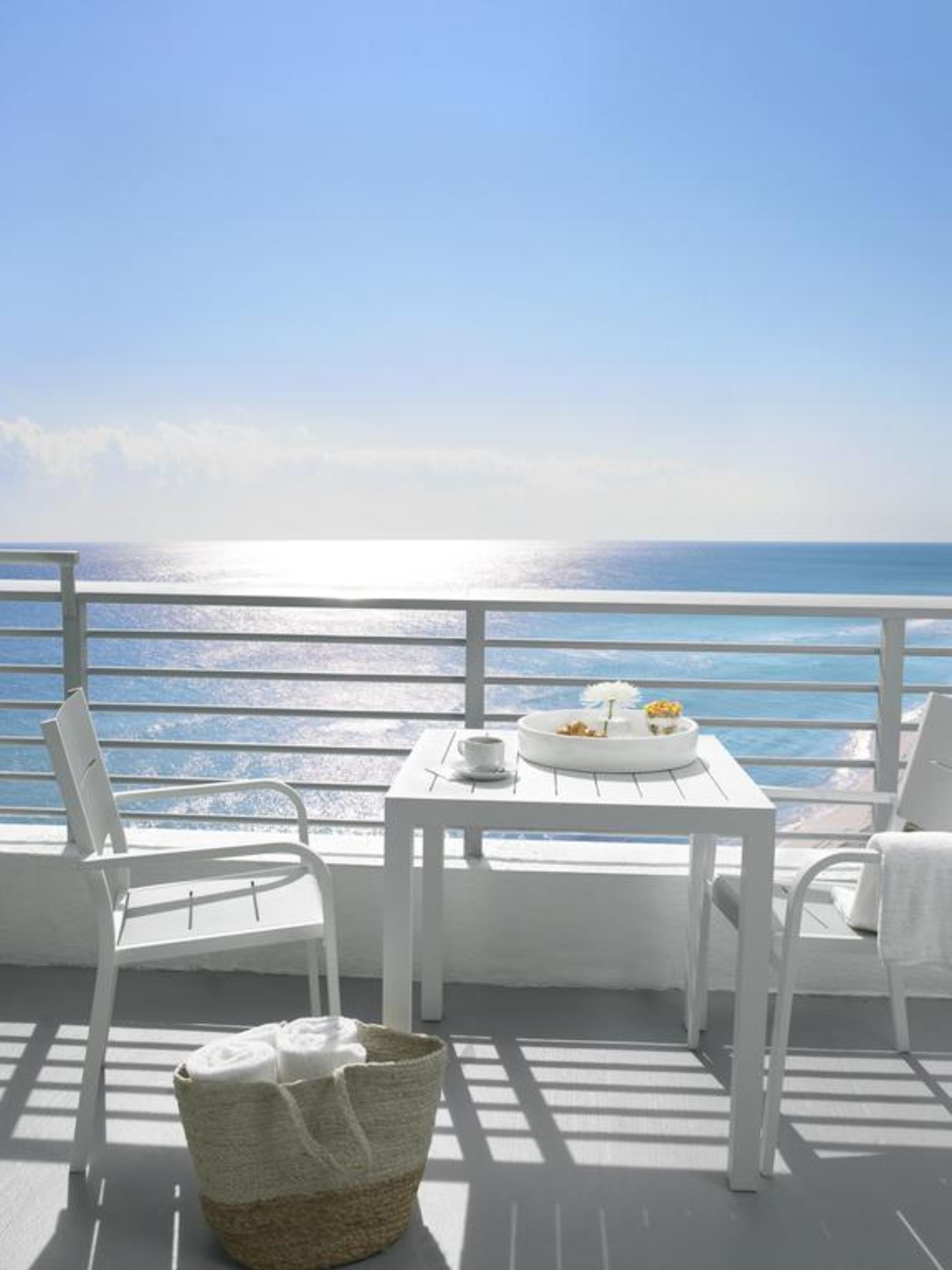 Suite Ocean Front King Bed