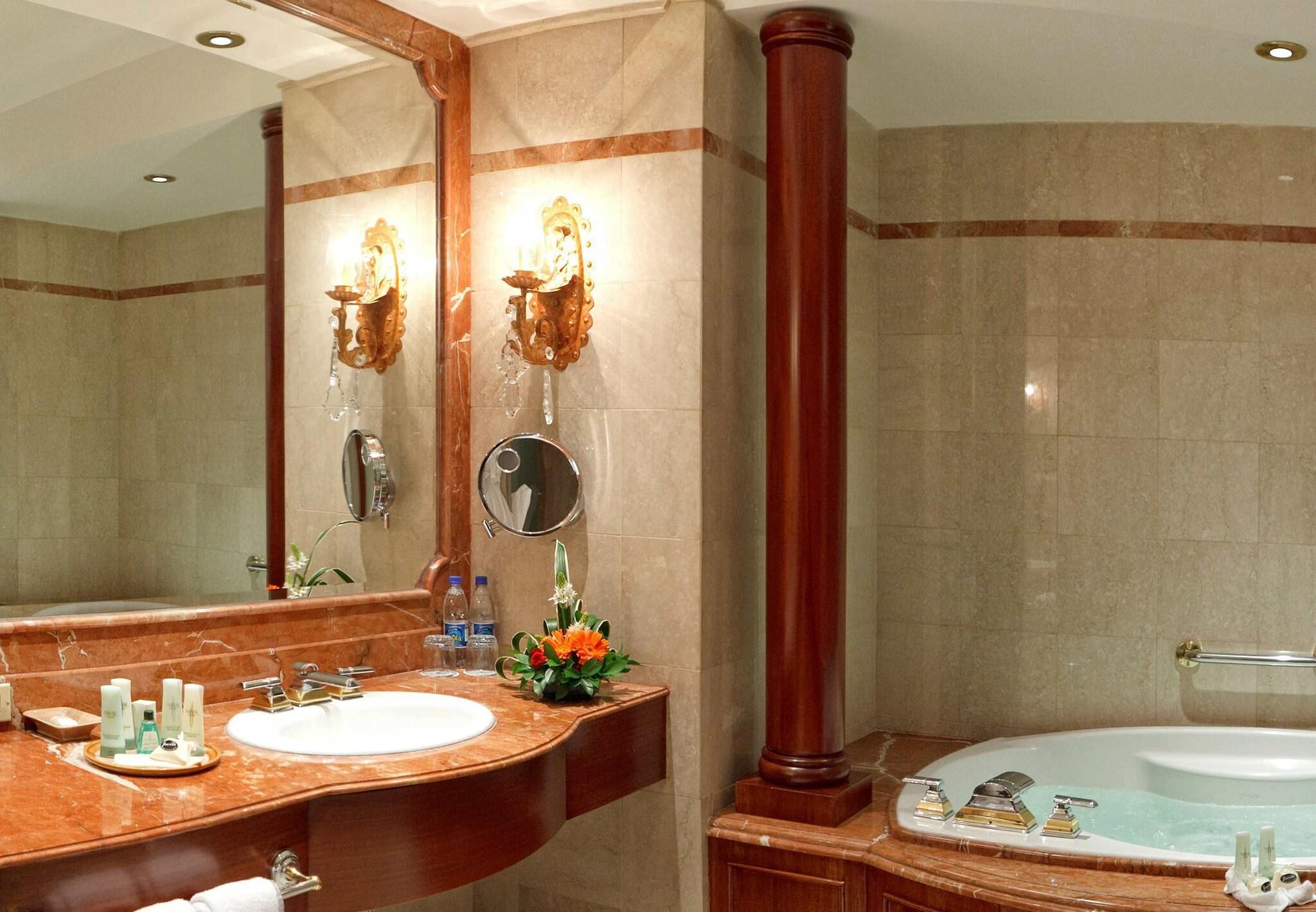 Suite City View King Bed
