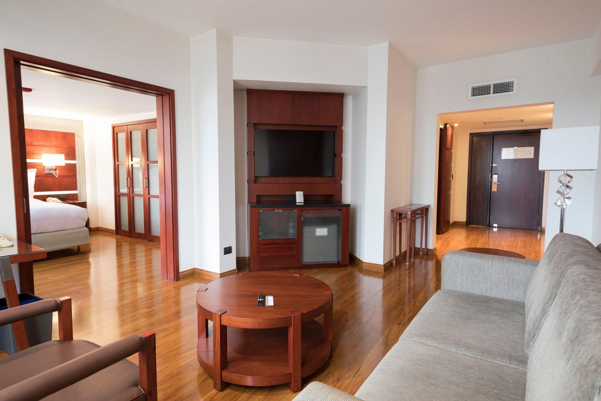 Suite City View King Bed