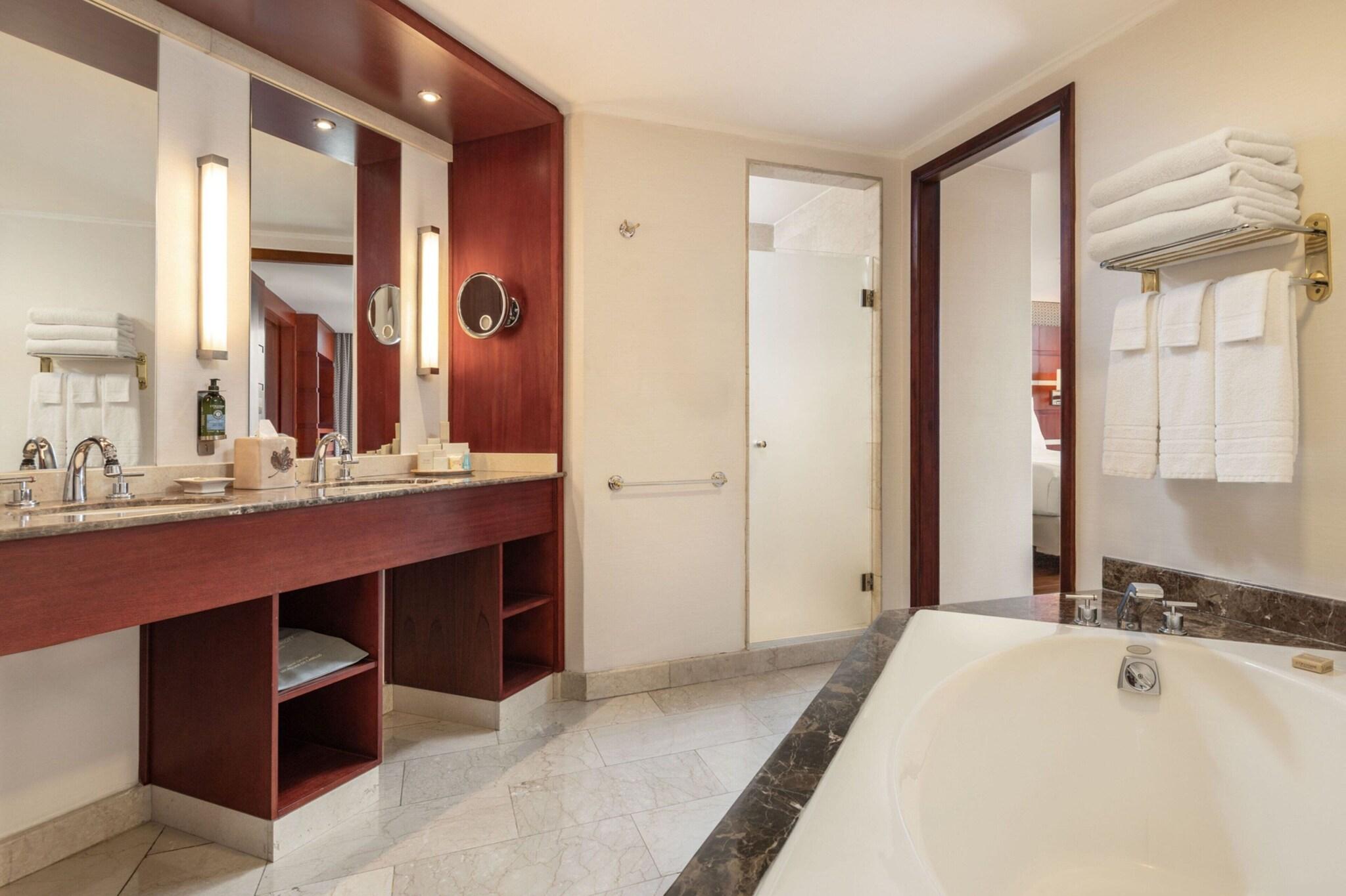 Suite City View King Bed