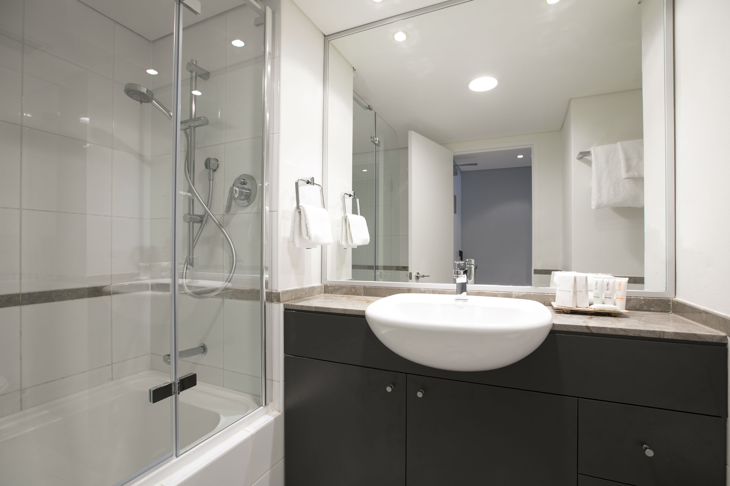 Studio Executive Queen Bed