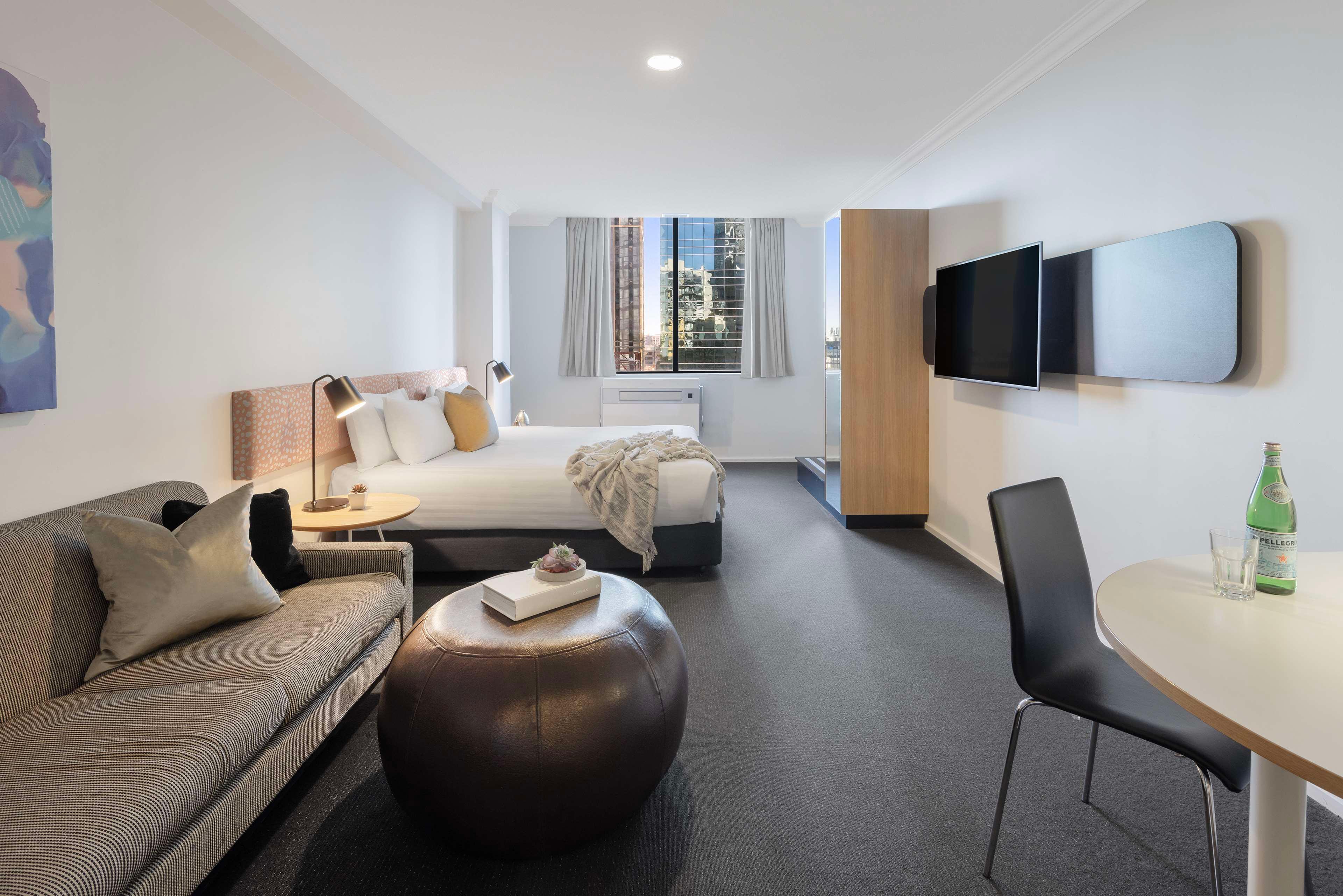 Studio City View Queen Bed