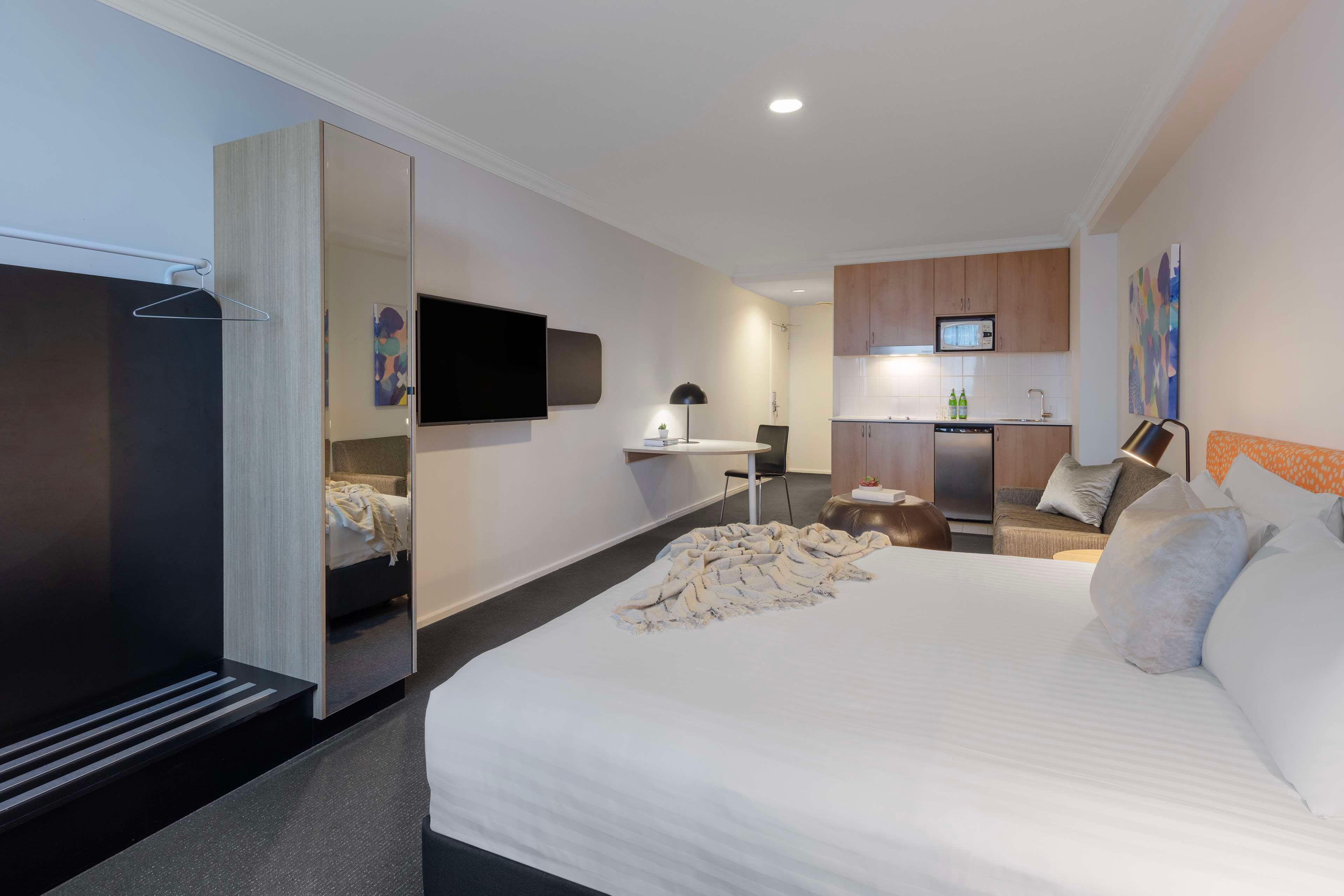 Studio City View Queen Bed
