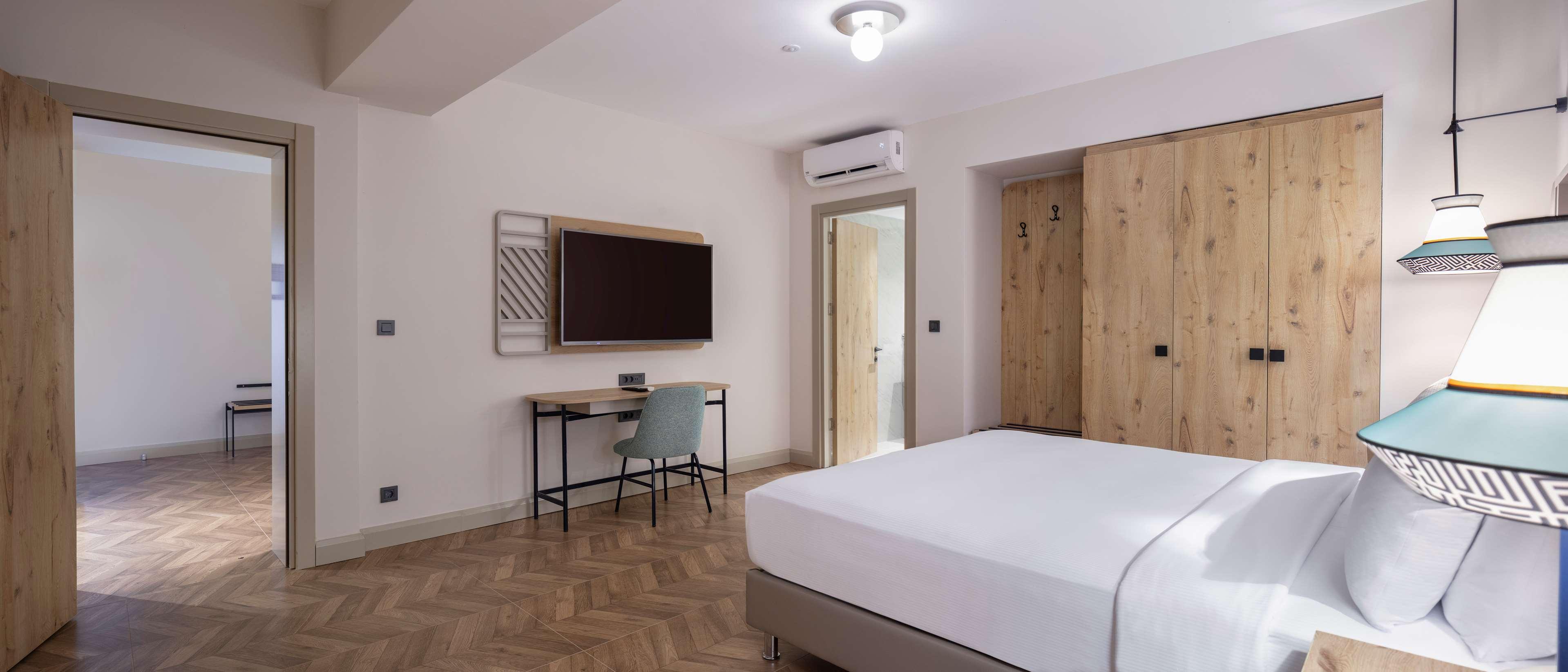 Family Room Guest Room King Bed