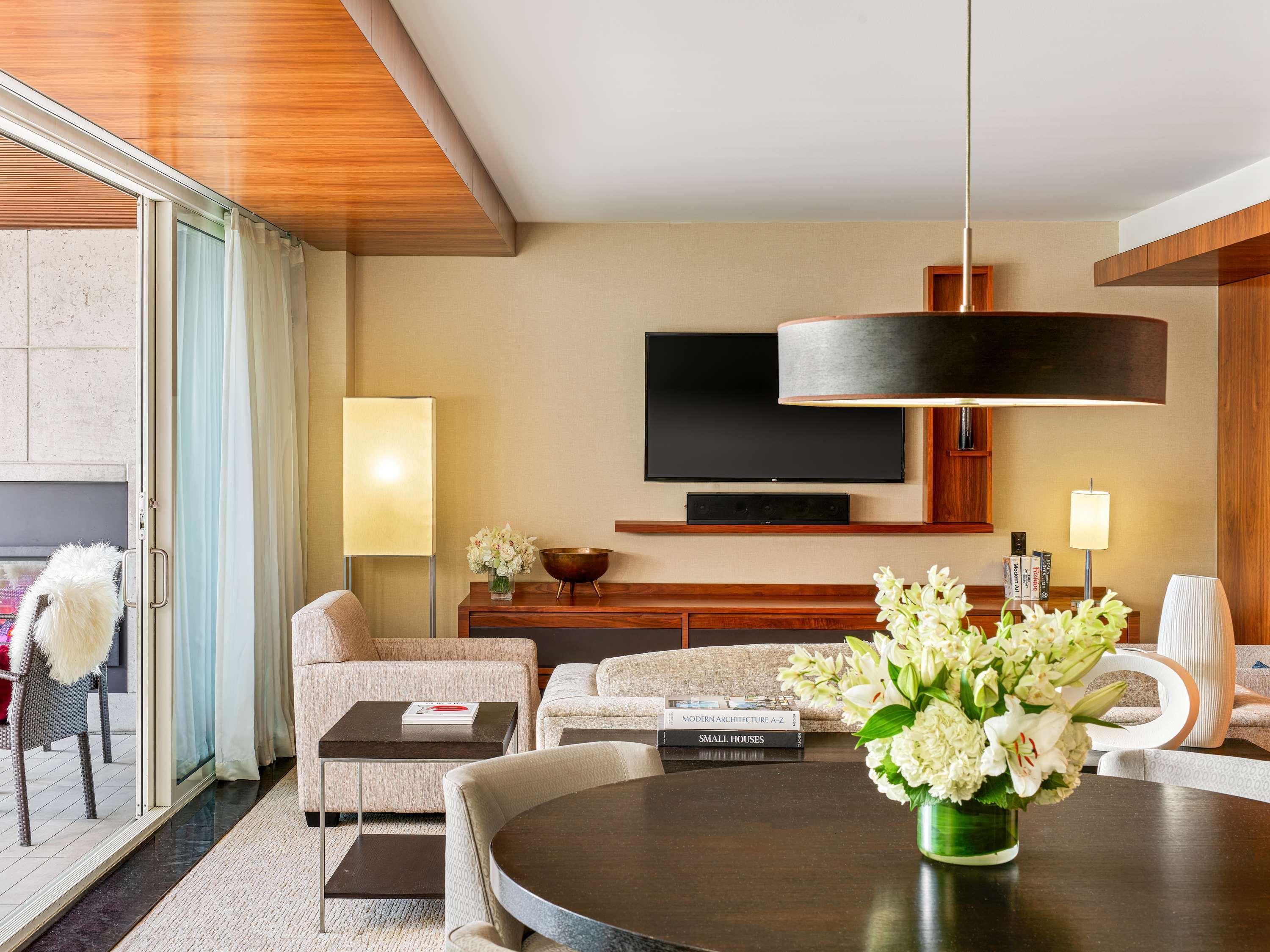 Suite Pool View King Bed